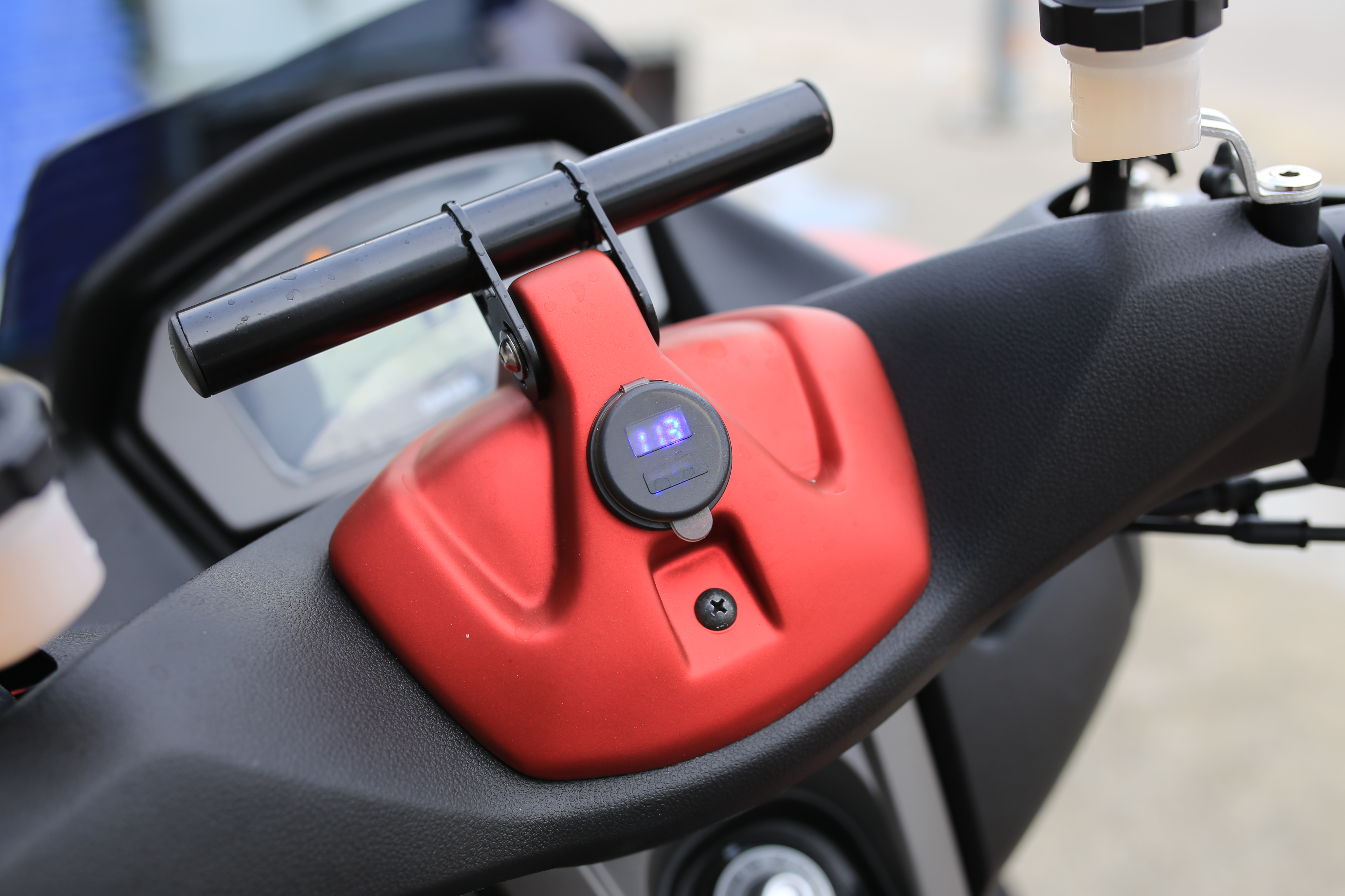 ชุดบาร์จับ Asura พร้อมวัดโวล์+USB chargerNew Nmax155 สีตามตัวรถราคา1150฿