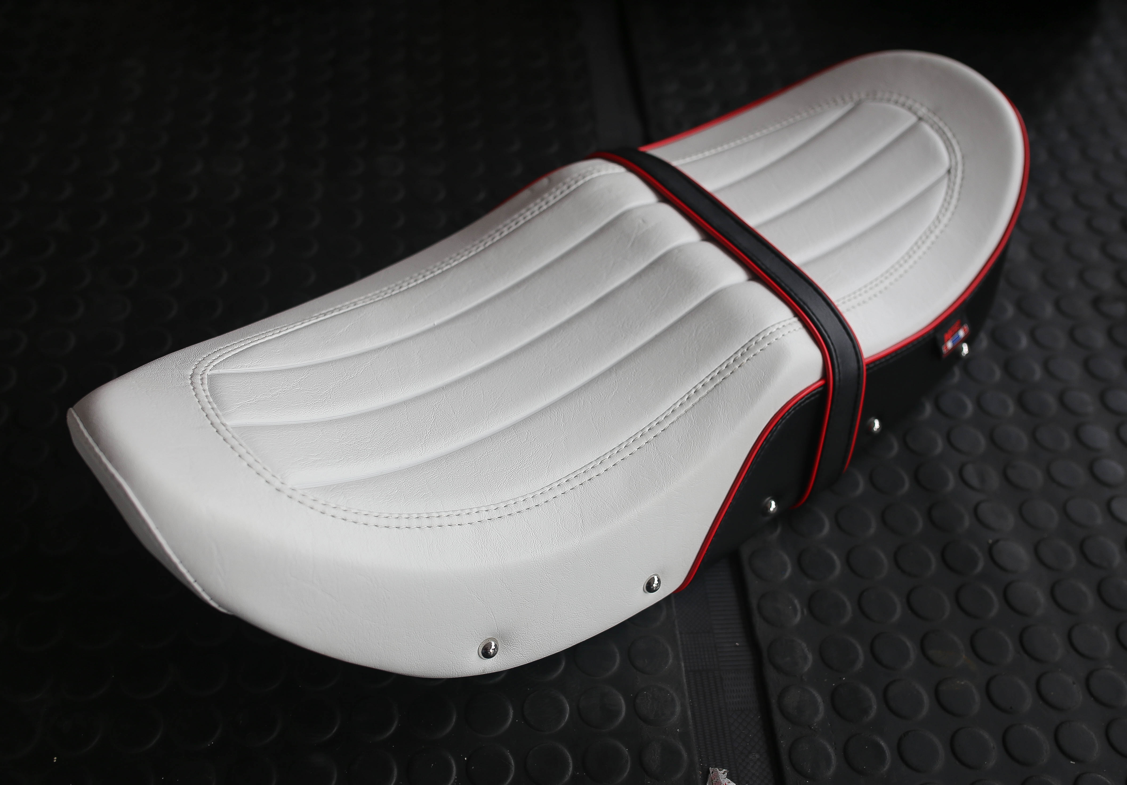 สินค้าใหม่ เบาะ DAX125 หน่อยวัดด่าน มี5สี13ลาย โครงเทียม สวยเข้ารูป