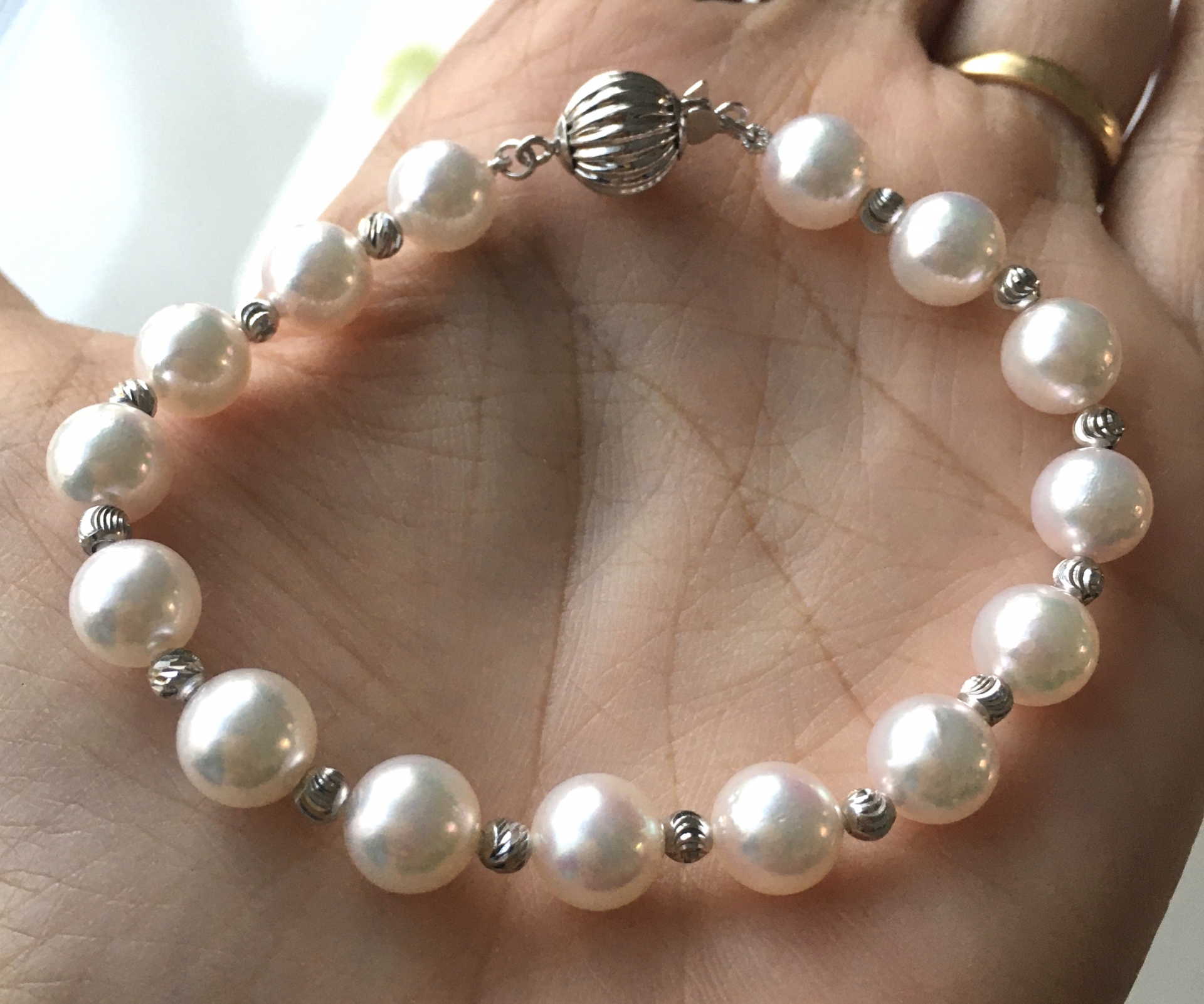 สร้อยข้อมือไข่มุกอะโกย่าญี่ปุ่นแท้ ขนาด 7-7.5 มิล ร้อยสลับเม็ดทองขาว 18K ตะขอ 14K