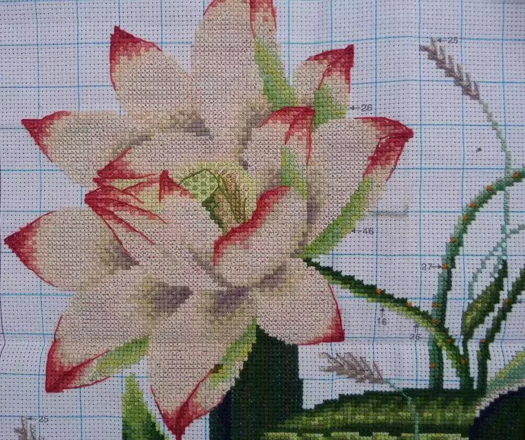 bua-1031 *พร้อมส่ง* ชุดปักครอสติช ลายแจกันดอกบัว (ผ้า11CTพิมพ์ลาย ปัก 3 เส้นเล็ก) ขนาด 55*76 ซม.ผ้าครอสติช 11CTพิมพ์ลายปักบนผ้า ไหมคอตตอน 49 สี ผังลาย เข็ม