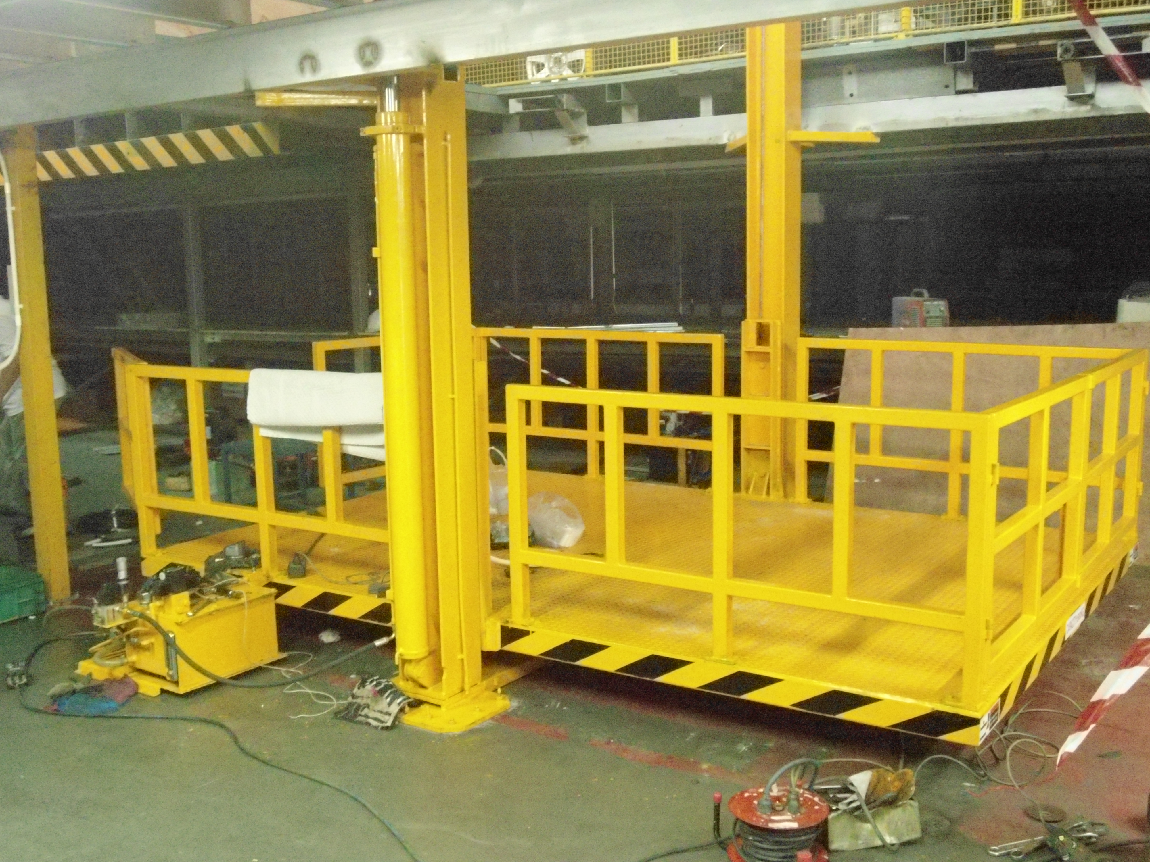 ลิฟท์ขนสินค้า รับน้ำหนักได้ตั้งแต่ 500-4,000 kg. ออกแบบตามความต้องการของลูกค้า (ตามสถานที่หน้างาน) ความสูงตั้งแต่ 1 เมตร - 15 เมตร