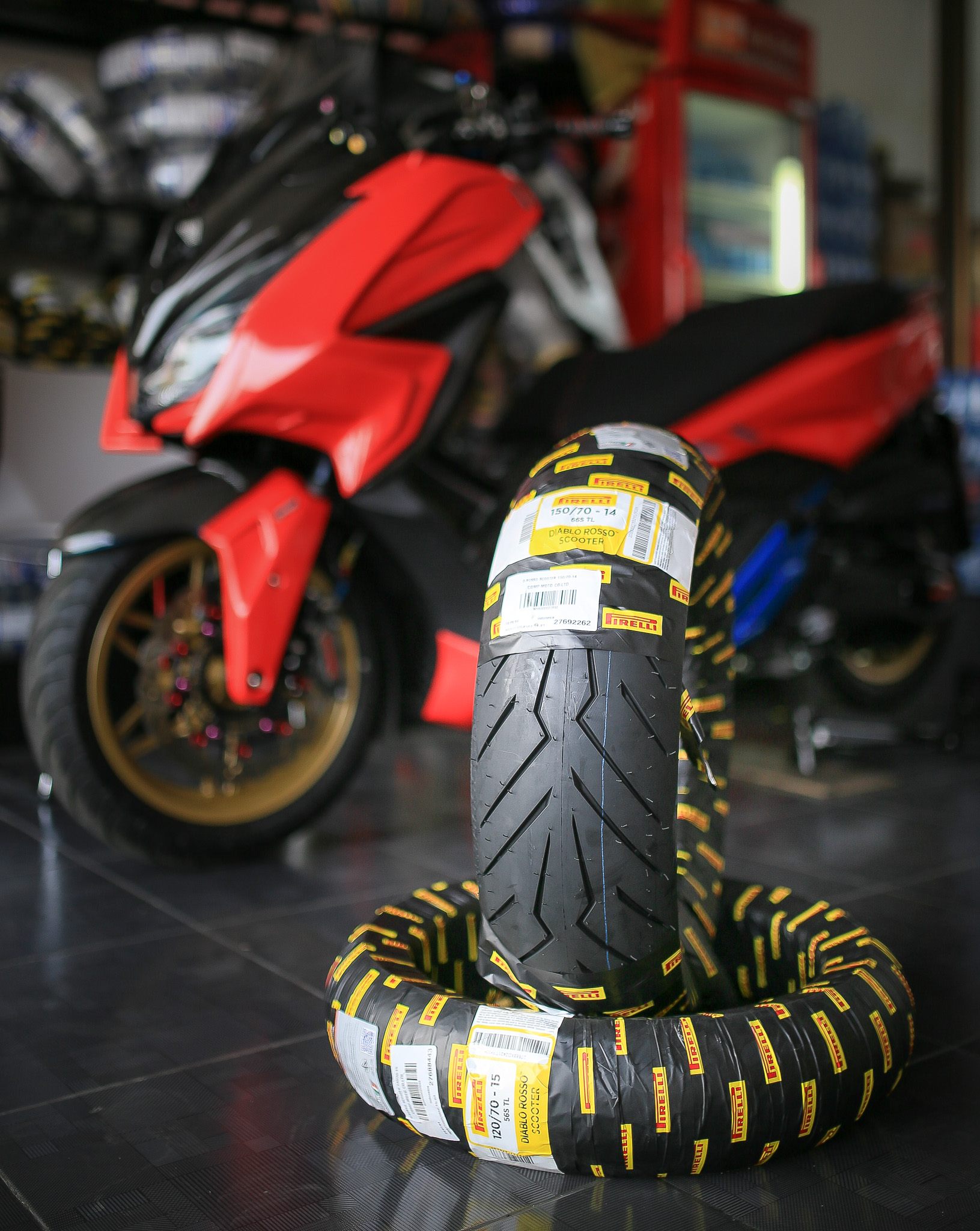 ยาง Pirelli Rosso Scooter 120/70-15 ราคา2300 150/70-14 ราคา2800
