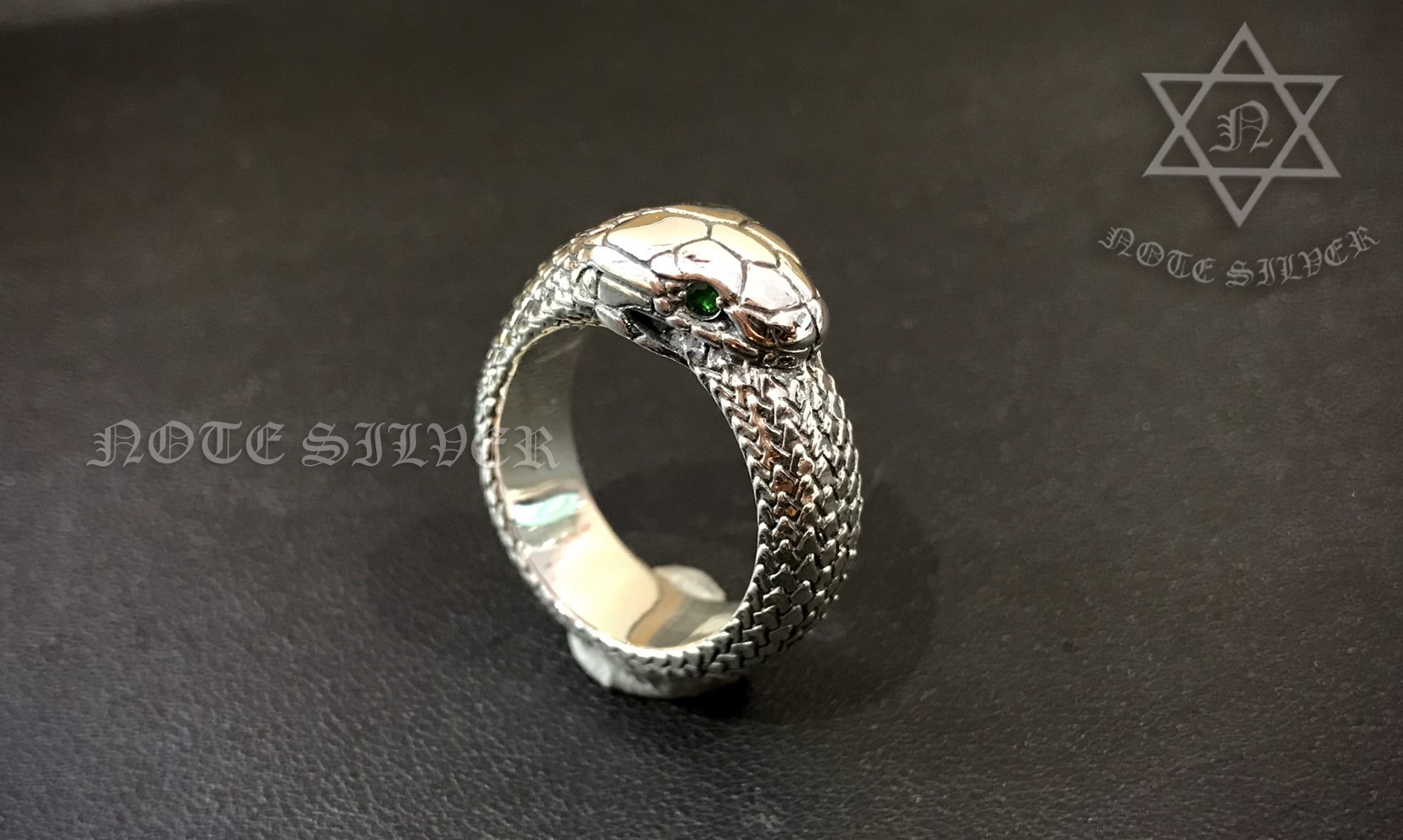 แหวนเงินแท้ ลายงูกินหาง ดวงตาฝังกรีนซาวไลท์ พลอยแท้สีเขียว (รุ่นใหญ่ 8mm) Ouroboros Sterling Silver 925 NSRG2818