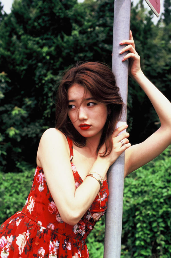 [PRE-ORDER] Suzy (Miss A) - First Photobook "SUZY? SUZY." (Cover 1 Ver.)