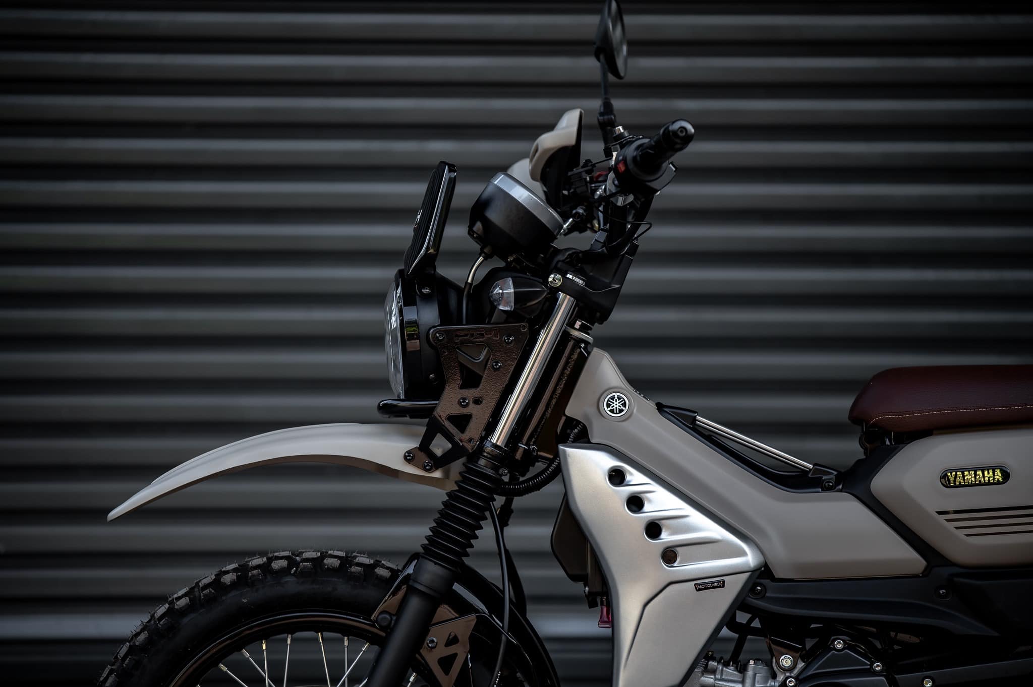 PG-1 1.) ครอบไฟหน้า Headlight cover. 1,590฿ 2.) ครอบไฟเบรค Rear brake light cover. 1,290฿ 3.) ชิวหน้า V1 Headbrand Windshield V1 1,590฿ 4.) กาบ อกบังหัวฉีด Side fairing cover. 1990฿ 5.) กันลาย V1 Mid frame protector. 1990฿ 6.) ชุดบังโคลนหน้าScrambler Full