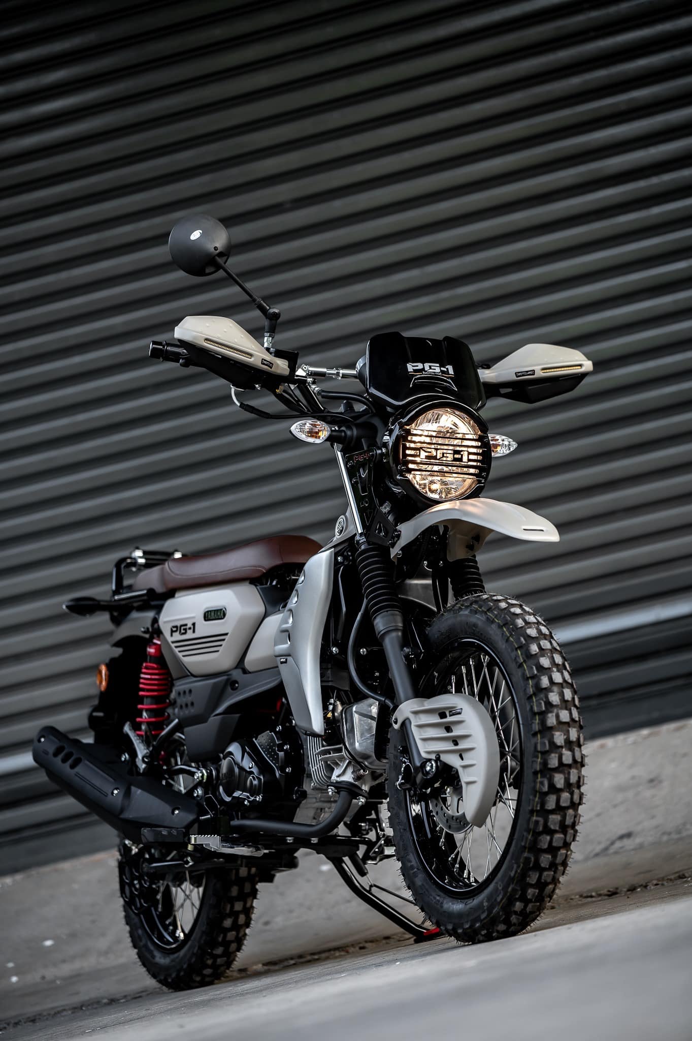 PG-1 1.) ครอบไฟหน้า Headlight cover. 1,590฿ 2.) ครอบไฟเบรค Rear brake light cover. 1,290฿ 3.) ชิวหน้า V1 Headbrand Windshield V1 1,590฿ 4.) กาบ อกบังหัวฉีด Side fairing cover. 1990฿ 5.) กันลาย V1 Mid frame protector. 1990฿ 6.) ชุดบังโคลนหน้าScrambler Full