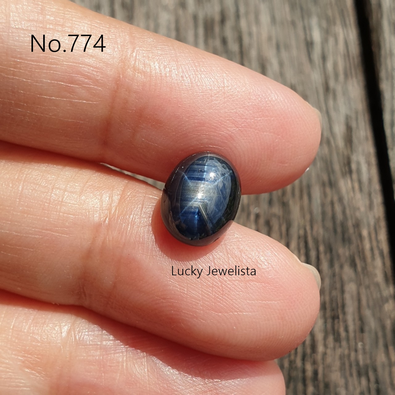 พลอยไพลินสตาร์ แซฟไฟร์ บางกะจะ Blue Star Sapphire ดิบไม่เผา สีน้ำเงิน 5.72 กะรัต ทรงไข่หลังเบี้ย