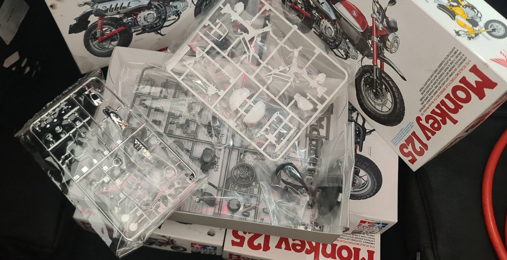 โมเดลฮอนด้ามังกี้ Tamiya Honda Monkey125 1:12 ชุดประกอบโมเดลพลาสติกขนาด 1/12 ความยาว 14 ซม. กว้าง: 6 ซม. สูง: 8 ซม. ราคากล่องละ 950 บาท