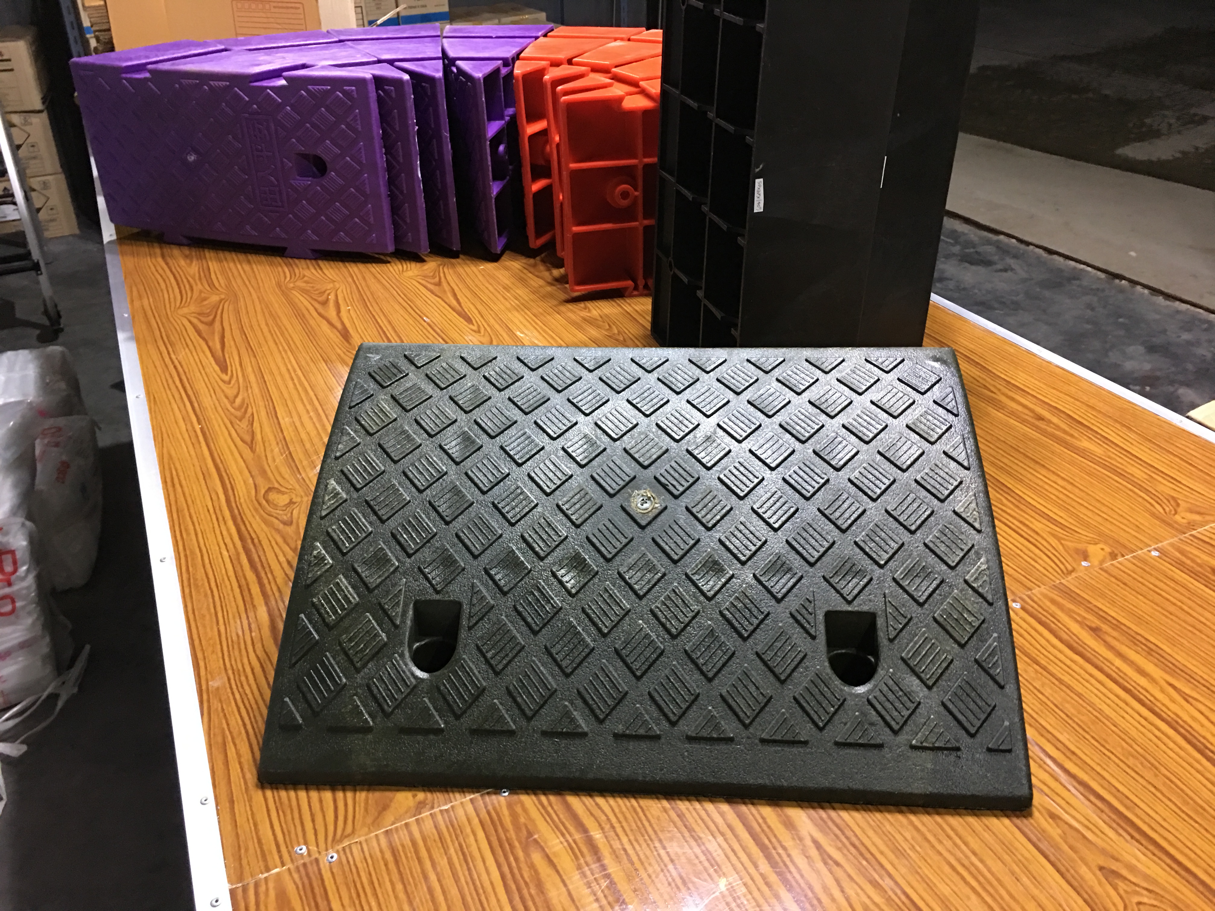 ทางลาดพลาสติกสีดำ สำเร็จรูป สูง 19 cm ลึก 50 cm / ยาว 50cm หนัก 3.9 kg รับน้ำหนักรถยนต์ได้ 2 ตัน - Plastic Ramp 19x50x50 cm