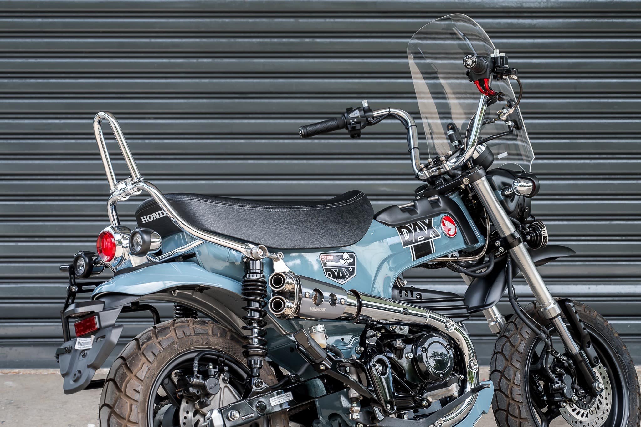 ท่อ DAX125 MotolordD x Vamos ตรงรุ่น เสียง นุ่ม ไพเราะ วัสดุน้ำหนักเบา ให้อัตตราเร่งที่ดี มาพร้อมอุปกรณ์ติดตั้งครบ ท่อมี มอก. ใช้งานได้สบายใจ ท่อ DAX125 VAMOS ราคา 8900 บาท