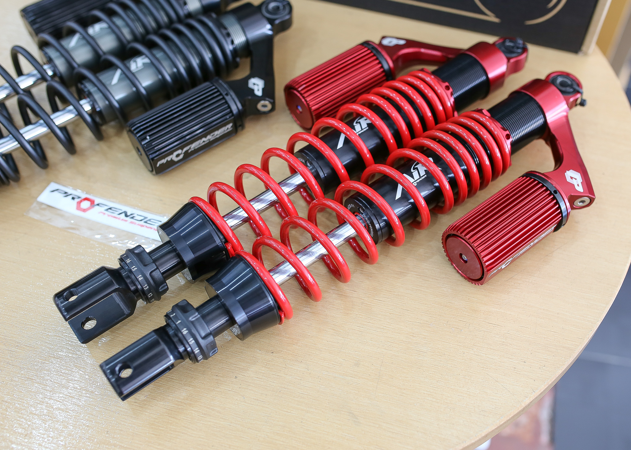 โช๊ค Profender รุ่น Air สี ดำ และ แดงForza350,ADV350 430MM-400MM รุ่นปรับ2จุด ราคา 7,900 ครับแถมกันขโมยล็อคโช็ค