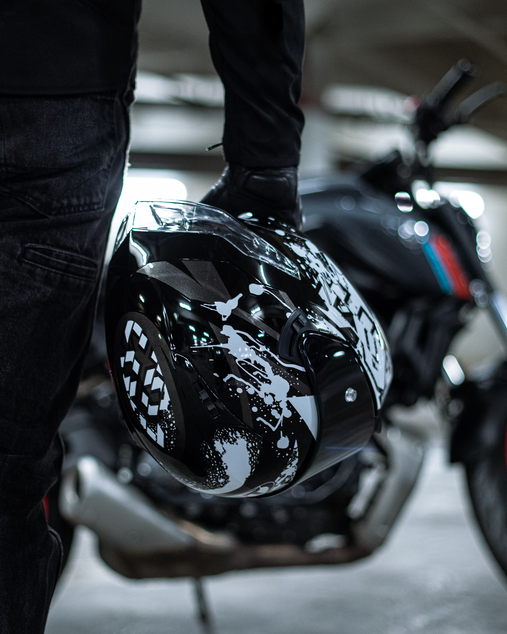 หมวกกันน็อค KYT ลาย Graphic Neutron สีดำ-ขาว (มีแว่น พับซ่อนได้)