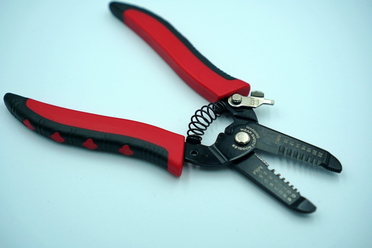 0.6 - 2.6 mm cable cutter/stripper
