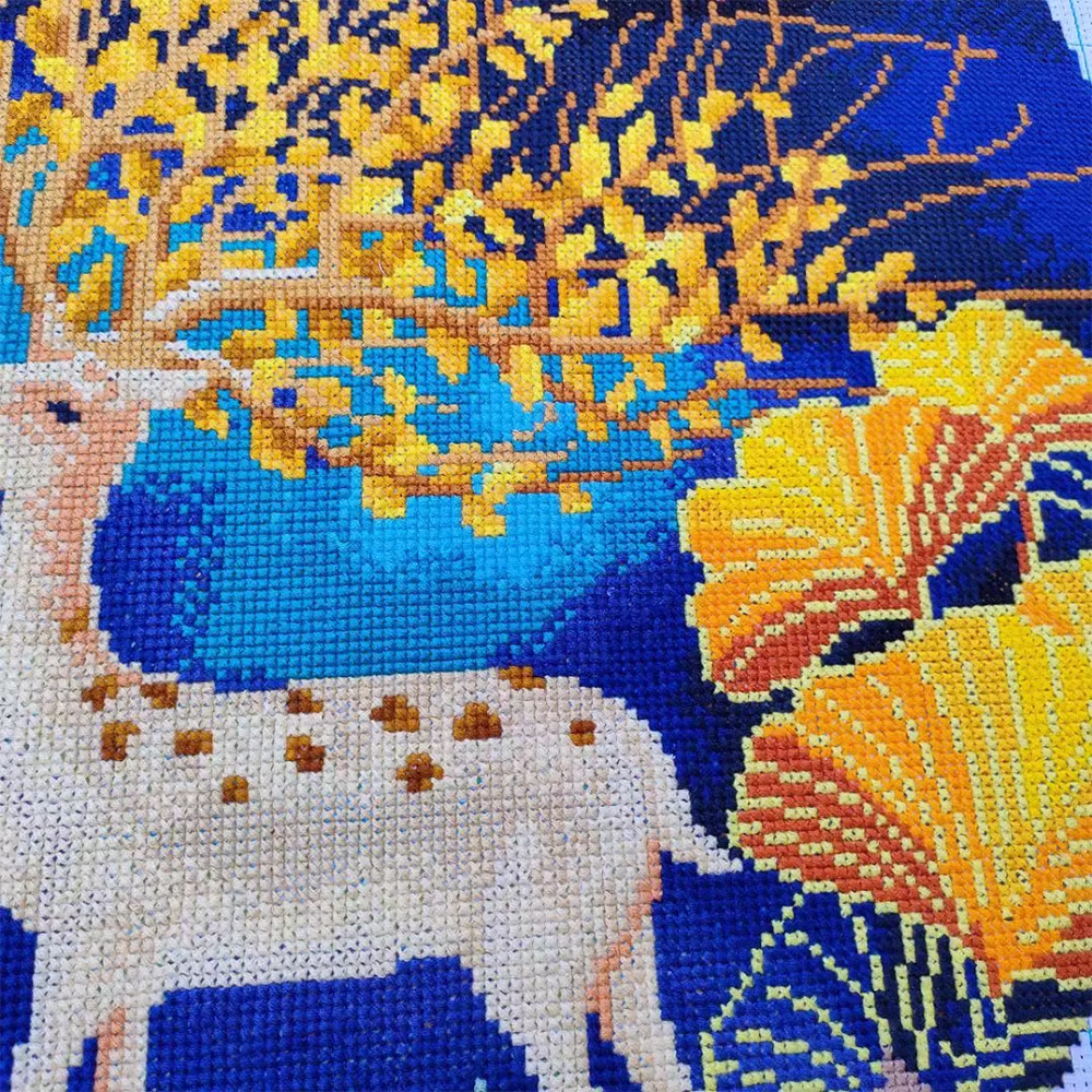 deer-1105 *สินค้าหมด* ชุดปักครอสติช ลายกวางทองใต้เงาจันทร์ (ปักเต็มผืน ไม่มีเดินเส้น ปักครั้งละ 3 เส้นเล็ก) ขนาด 60*60 ซม.ผ้าครอสติช 11CTพิมพ์ลายปักบนผ้า ไหมคอตตอน 39 สี ผังลาย เข็ม