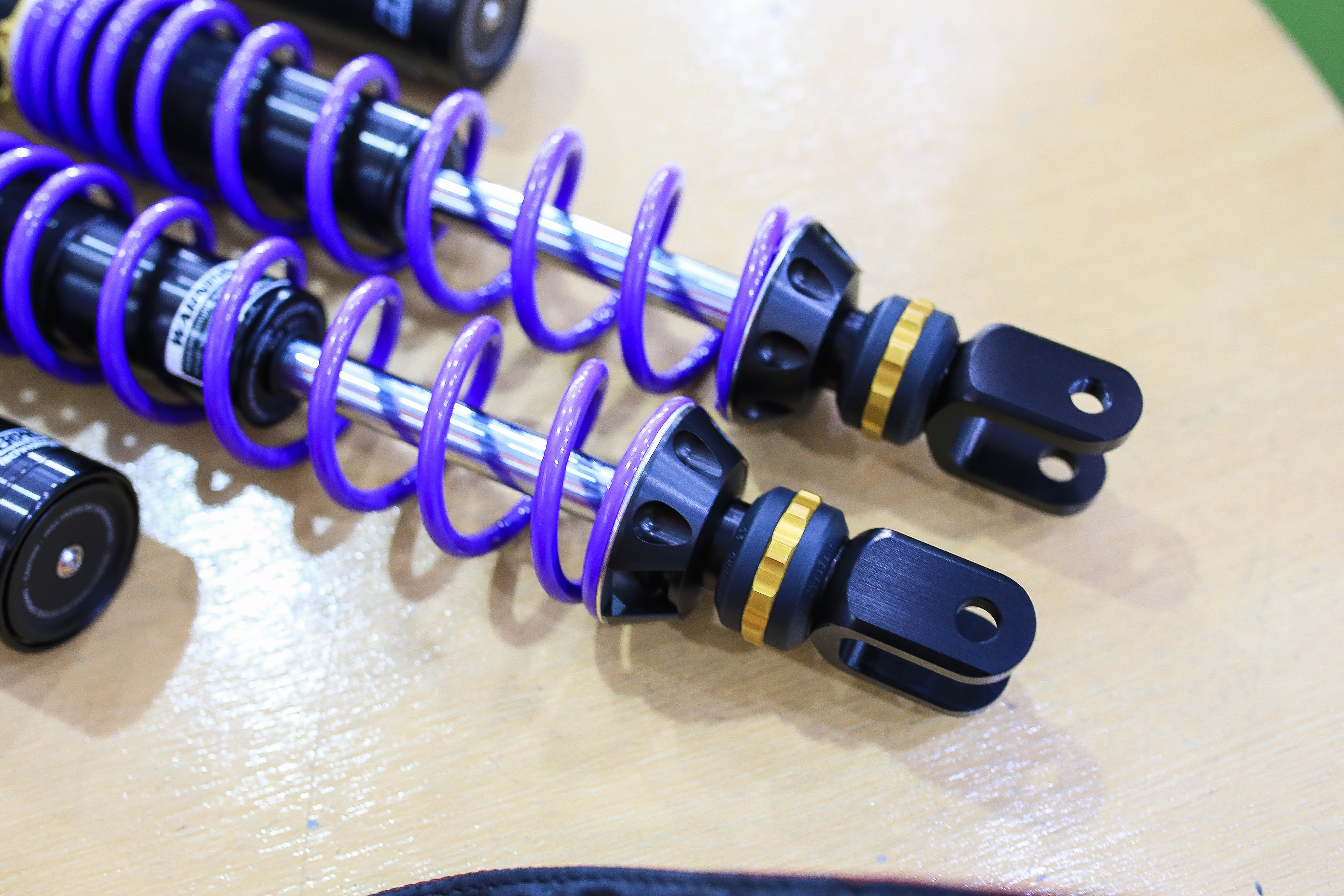 โช้คคู่จาก HYPERPRO NEW FORZA350 โดยเฉพาะ ถ่ายทอดดีเอ็นเอของ HYPERPRO เพิ่มความเร้าใจให้ทุกการขับขี่ ทั้งนี้ HYPERPRO SHOCK-UP ที่ติดตั้งในรถรุ่นนี้ ถือเป็นหนึ่งในรุ่นที่ดีที่สุดของระบบกันสะเทือนแบบคู่ โดยผลิตจากอะลูมิเนียมขนาดเบา กระบอกขนาด 36 mm. ประกอบ