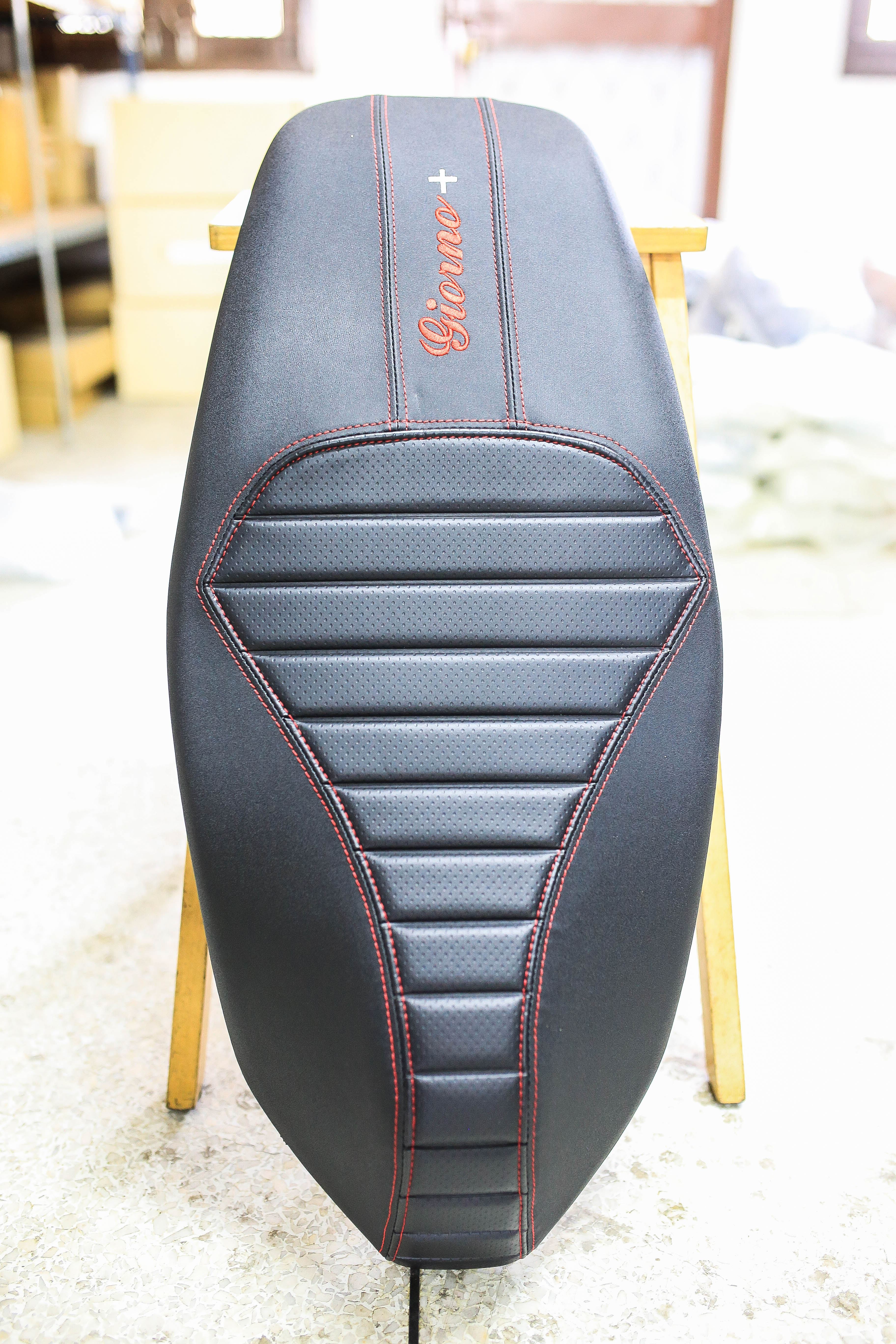 เบาะ Honda Giorno+ โครงเทียม หน่อยวัดด่าน มี 3 สีให้เลือก ดำด้ายแดง ดำด้ายดำ เบาะแดง