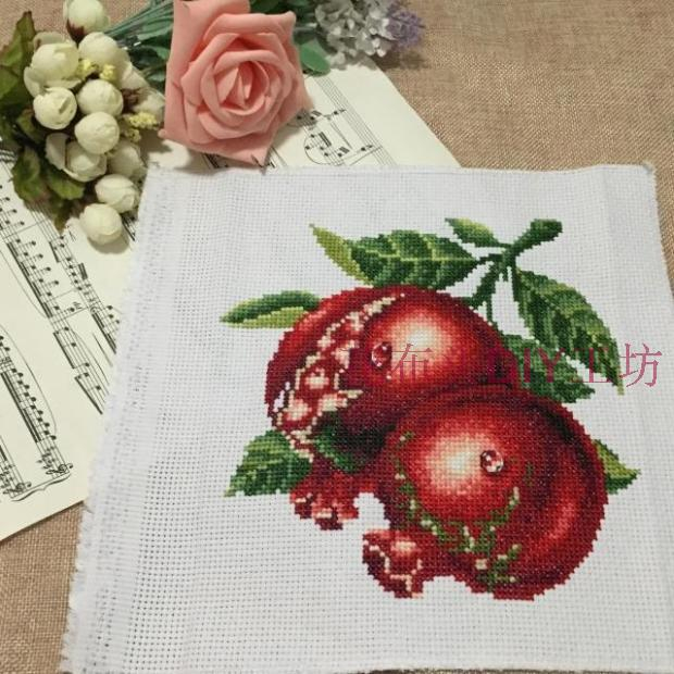 fruit-1102 *สินค้าหมด* ชุดปักครอสติช ลายเซต 4 ชิ้น แอปเปิ้ล ส้ม องุ่น ทับทิม (ผ้า11CTพิมพ์ลาย ปัก 3 เส้นเล็ก) ขนาดภาพละ 32*32 ซม.ผ้าครอสติช 11CTพิมพ์ลายปักบนผ้า ไหมคอตตอน 76 สี ผังลาย เข็ม