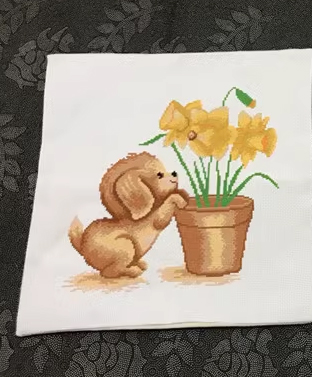 dog-1007 *พร้อมส่ง* ชุดปักครอสติช ลายน้องหมากับเดฟโฟดิล (ผ้าสีขาว ไม่มีเดินเส้น ปักครั้งละ 3 เส้นเล็ก) ขนาด 37*45 ซม. ผ้าครอสติช 11CTพิมพ์ลายปักบนผ้า ไหมคอตตอน 17 สี ผังลาย เข็ม