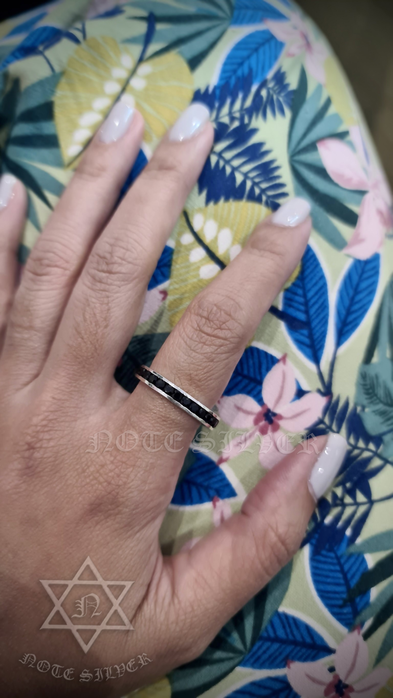 แหวนเงินแท้ นิล 2.2mm รอบวง ทรงกลม รมดำ เน้นอักษรชัดๆ Sterling Silver 925 NSRG2528