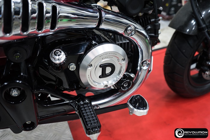 ครอบเครื่องข้างขวา DAX 125 REVOLUTION CNC สี แดง เงิน ดำ ราคา1600฿