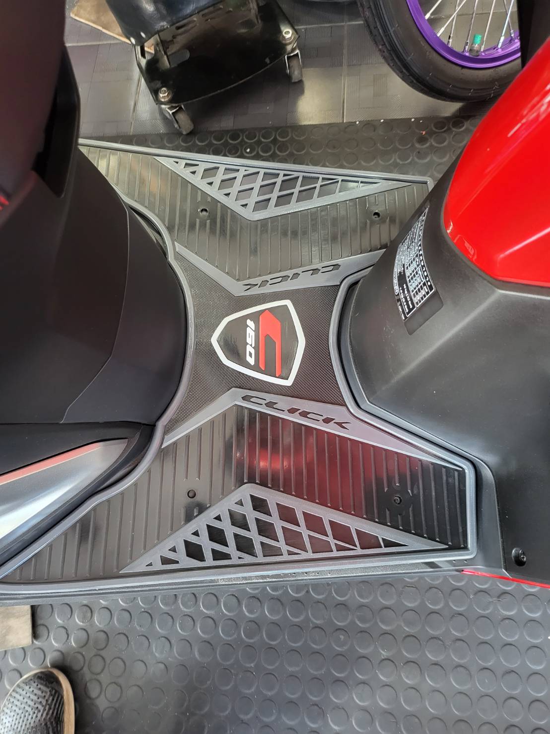 แผ่นยางวางเท้า CLICK 160 มี4สี แดง เทา ดำ ขาว ราคา280