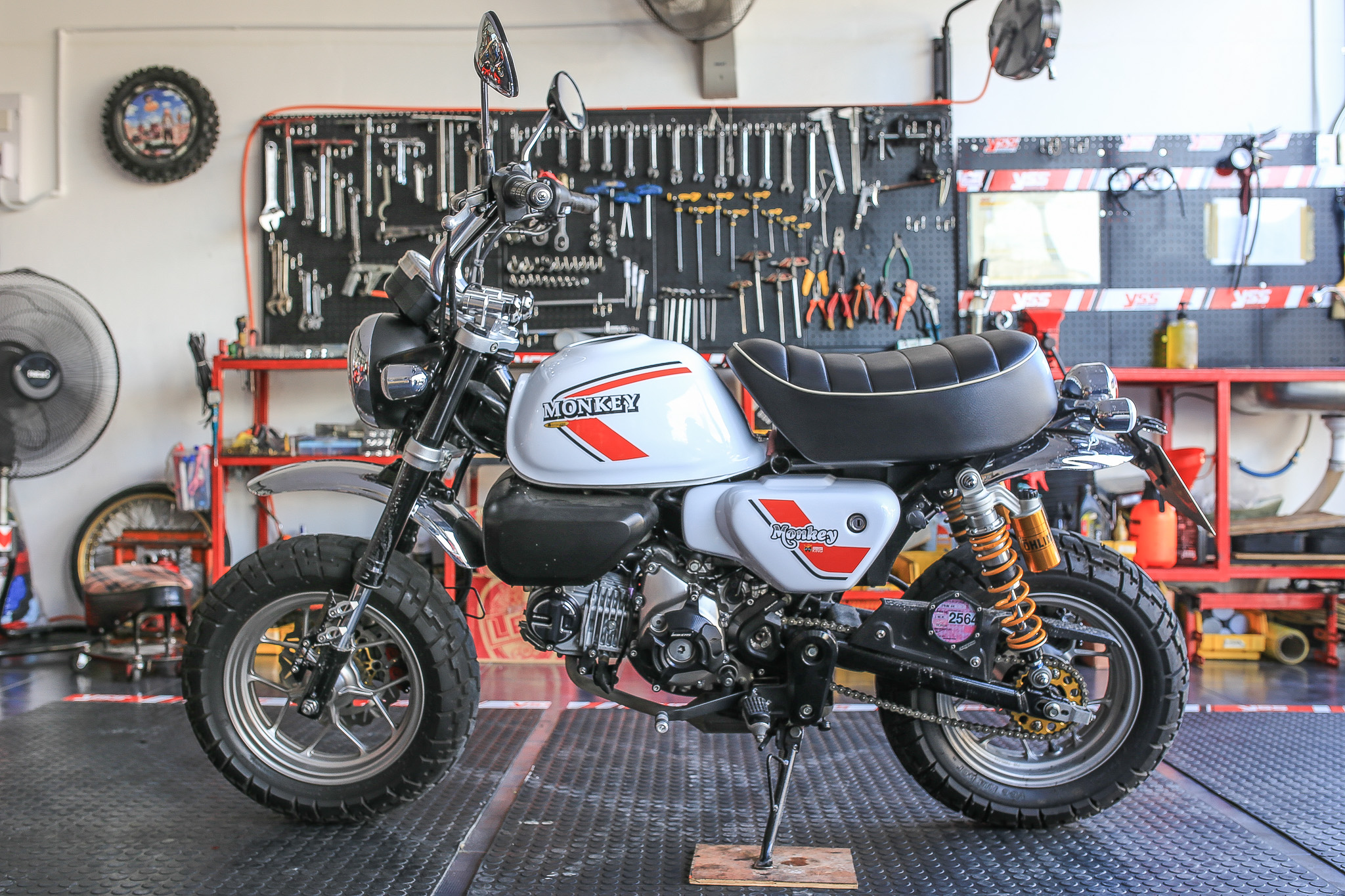 ชุดครอบถังน้ำมันพร้อมฝาครอบกระเป๋า MOTOZAAA สีขาวลายThat’s70 style