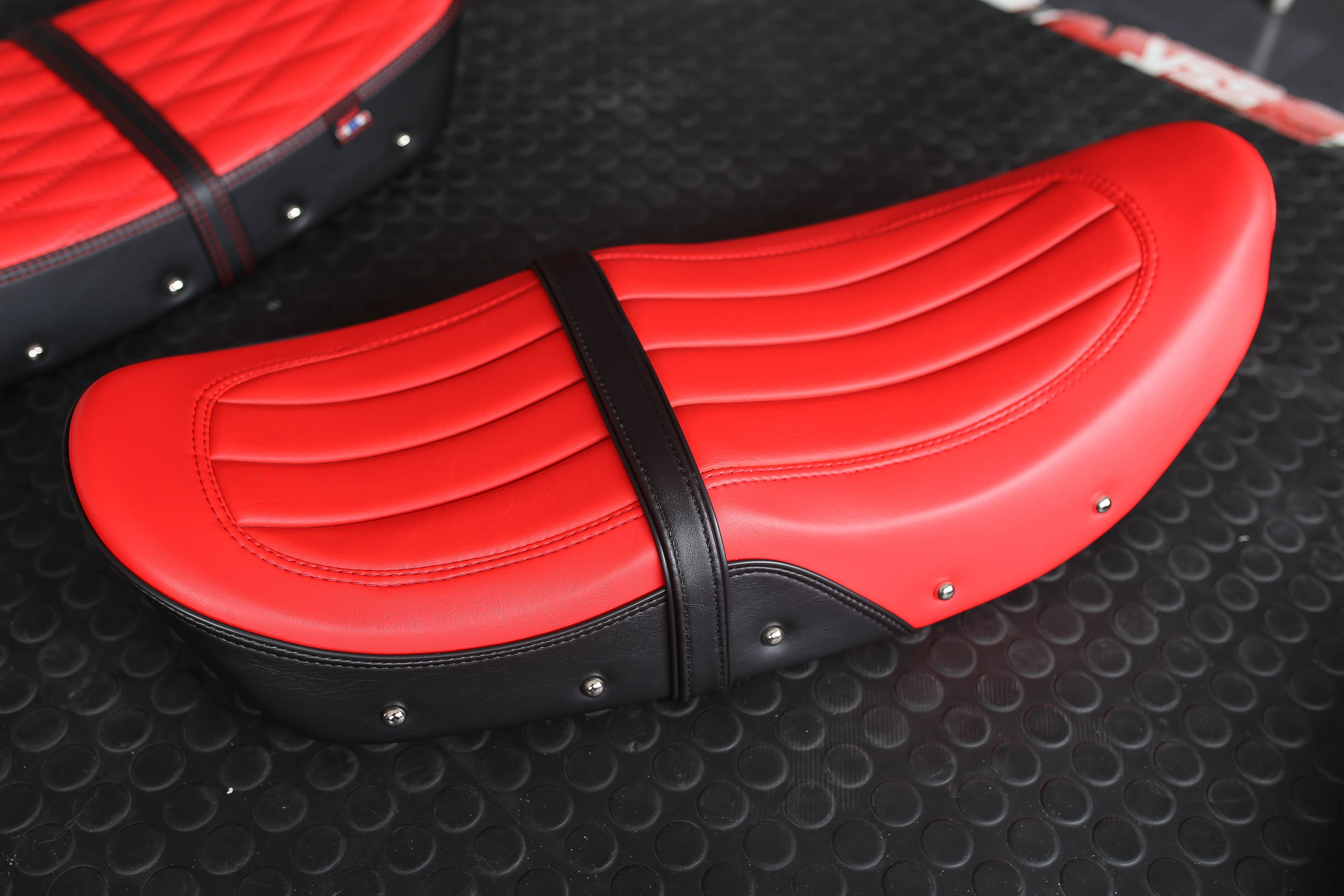 สินค้าใหม่ เบาะ DAX125 หน่อยวัดด่าน มี5สี13ลาย โครงเทียม สวยเข้ารูป