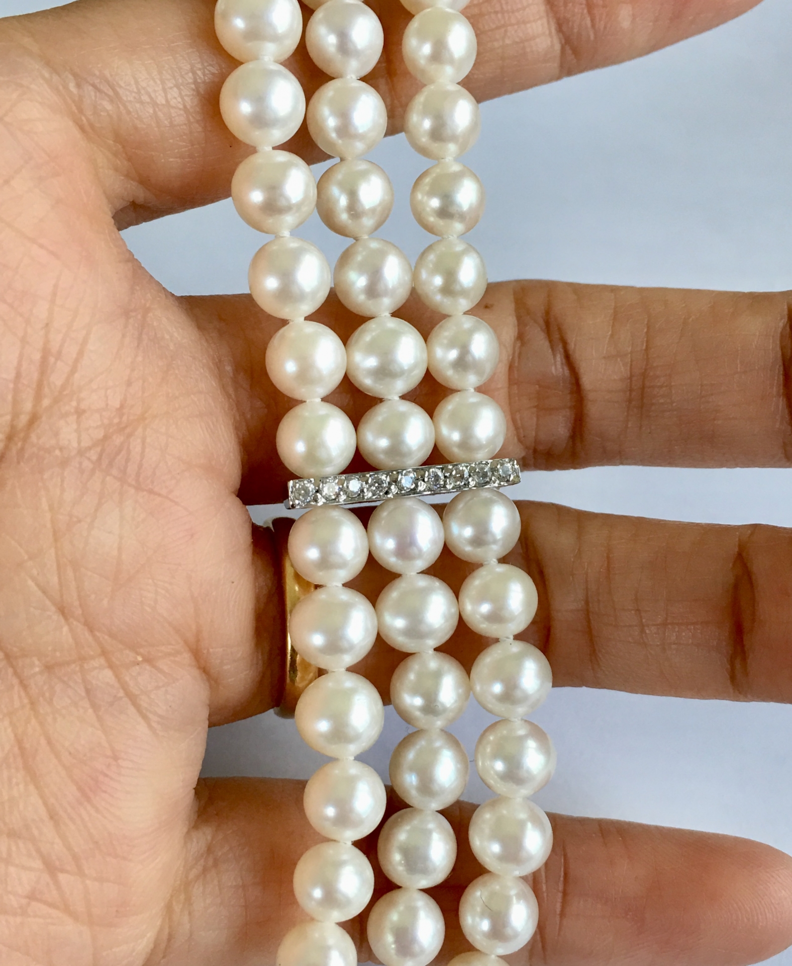 สร้อยข้อมือไข่มุกแท้ สีขาว แบบ 3 ชั้น 5-6 มิล คั่นด้วยข้อเพชรตรงกลาง