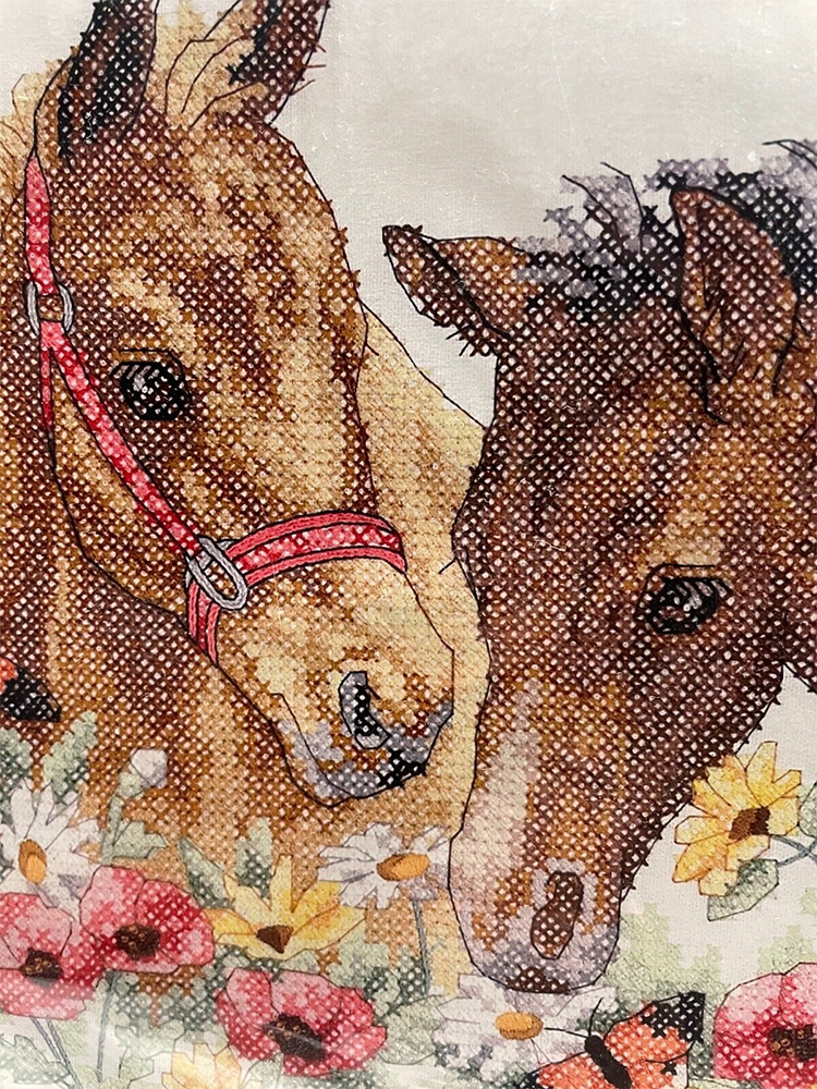 maa-1103 *สินค้าหมด* ชุดปักครอสติช ลายม้าคู่ (ผ้า11CTพิมพ์ลาย ปักครั้งละ 3 เส้นเล็ก) ขนาด 35*32 ซม.ผ้าครอสติช 11CTพิมพ์ลายปักบนผ้า ไหมคอตตอน 26 สี ผังลาย เข็ม