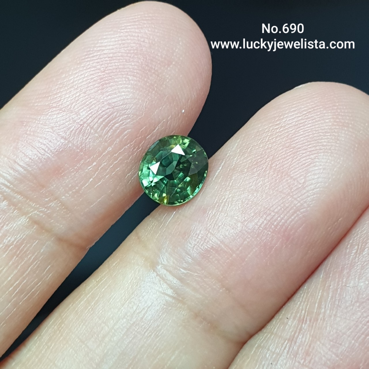 พลอยเขียวส่อง บางกะจะ Green Sapphire พลอยดิบ สีเขียว 1.45 กะรัต ทรงไข่กึ่งคุชชั่น 1