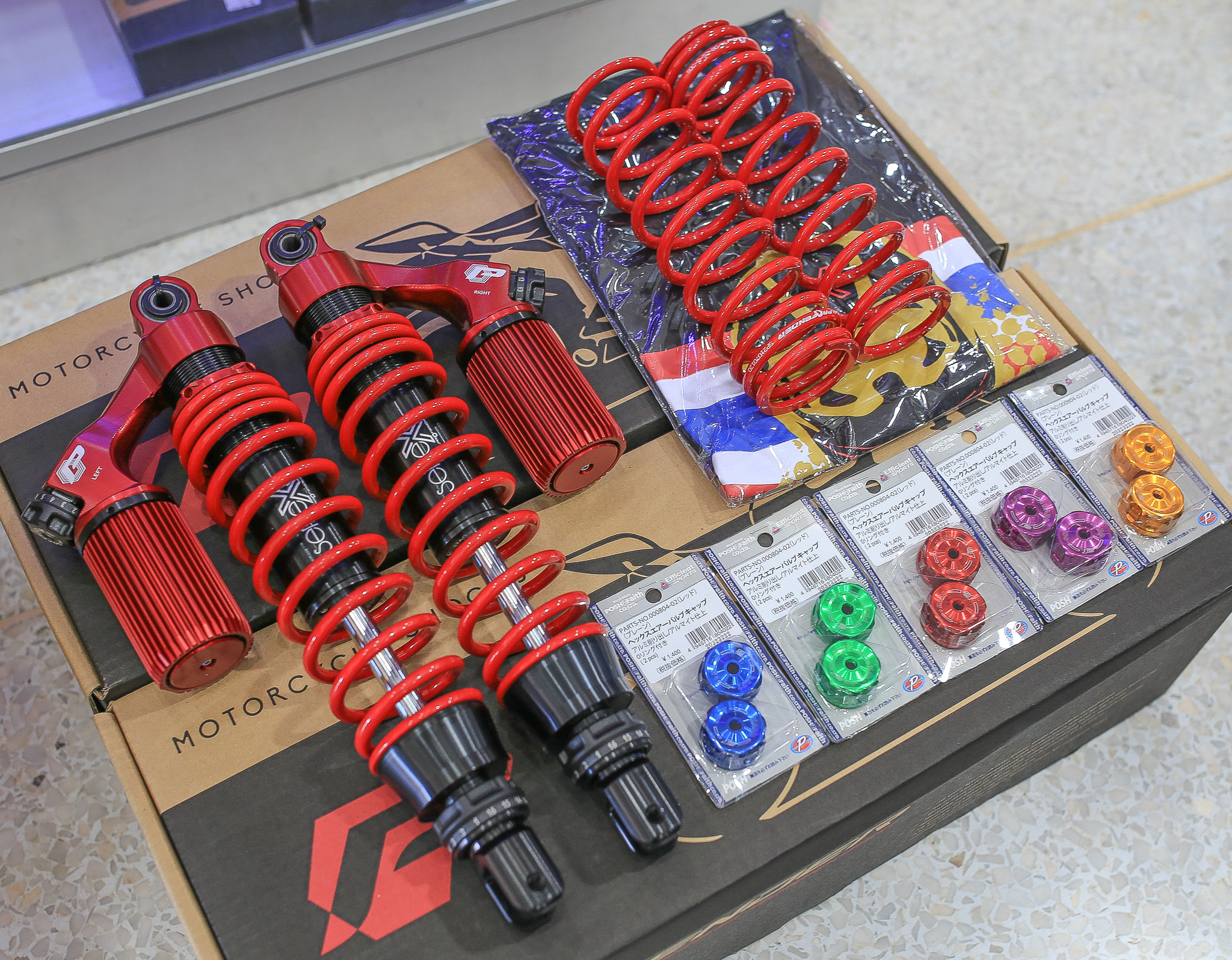 โช๊ค Profender Honda PCX160 STD ความสูง365 MM ราคา11900 สีแดง ⚠⚠ โปรโมชั่น ⚠⚠ 🔥🔥 ราคา 11900 ฿ พร้อมของแถม เม็ดปรับคอมเพสชั่นแต่งราคา650 พร้อมเสื้อ Profender ลายใหม่ ฟรี!!! มีระบบผ่อน 0% 10 เดือน อีกด้วย!!!! 