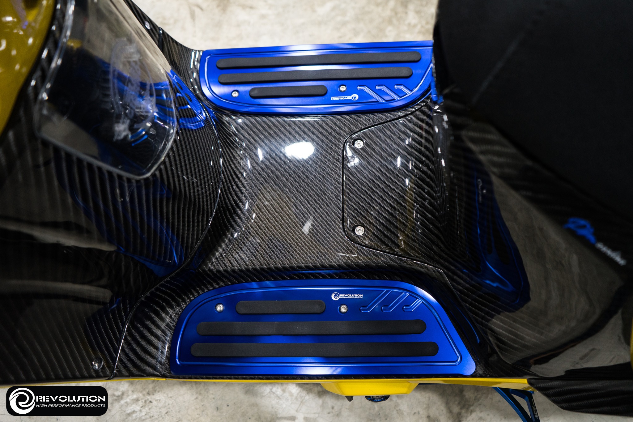 แผ่นรองพื้น (มีเนียม+ยาง) CNC REVOLUTION GIORNO+ - เงิน - แดง - ทอง- ดำ - เขียว - น้ำเงิน- ส้ม- ม่วง - ชมพู ราคา 1,480 บาท/ชุด