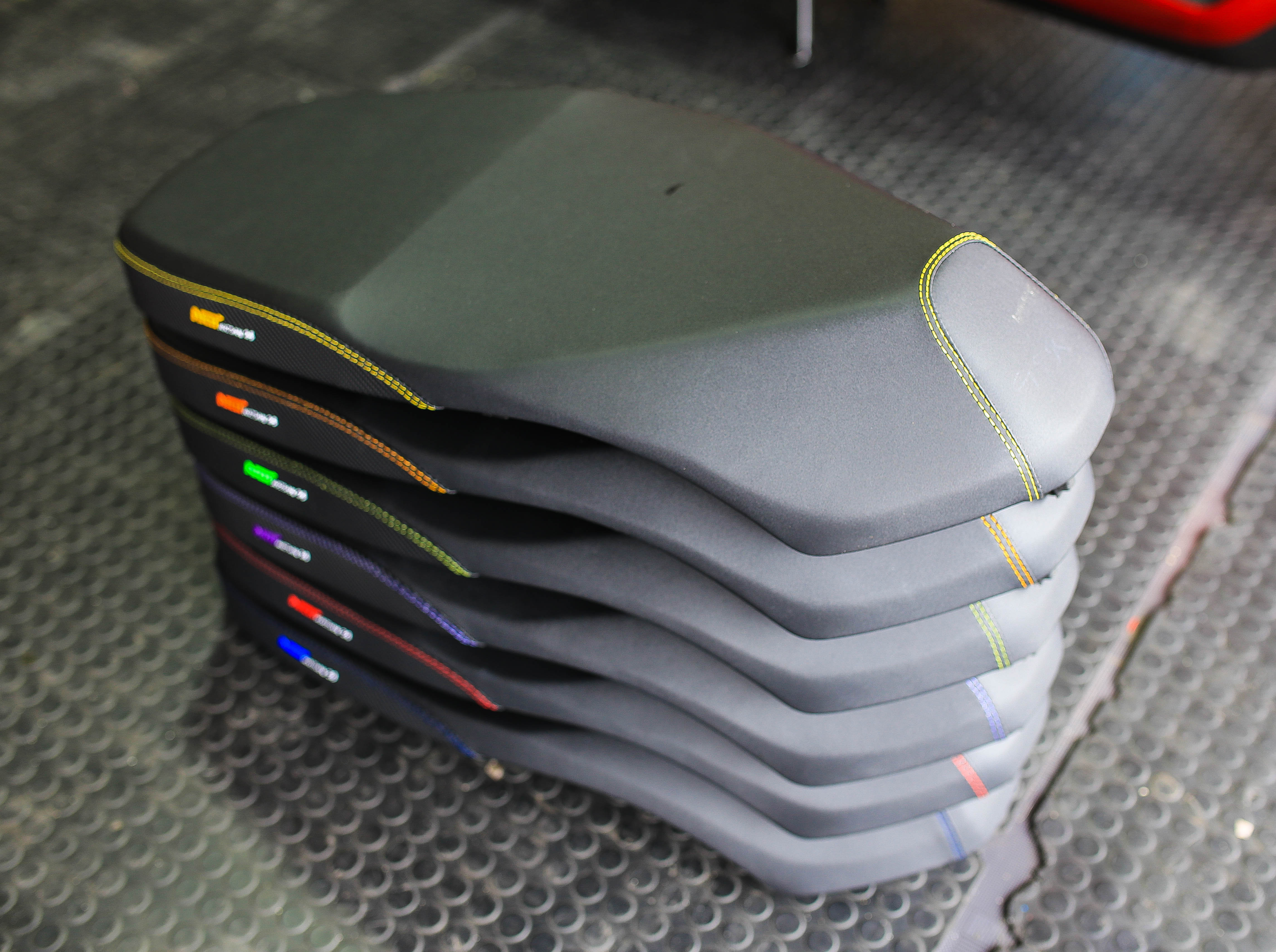 เบาะ2ตอนทรงบาง GIORNO+ โครงเทียม ร้านหน่อยวัดด่าน ผ้าเรดเดอร์ กันน้ำ ด้ายมี เหลือง ส้ม เขียว ม่วง แดง น้ำเงิน