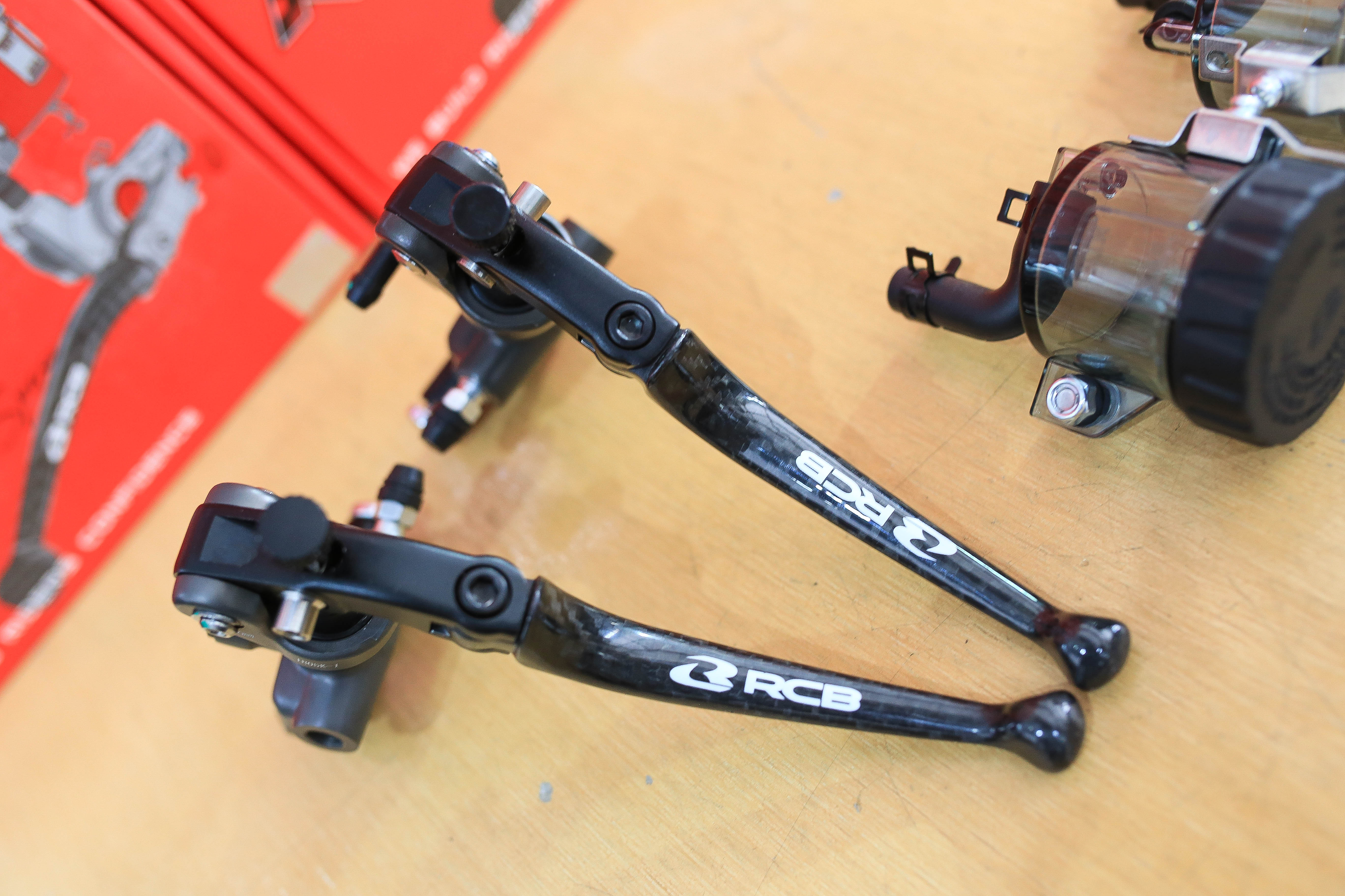 ปั๊ม RCB Racing Spec รหัส RS-1 ตัวปั๊มขนาด 17 mm พร้อมก้าน Carbon ราคาตัวละ 4,900.- คู่ละ 9,800.