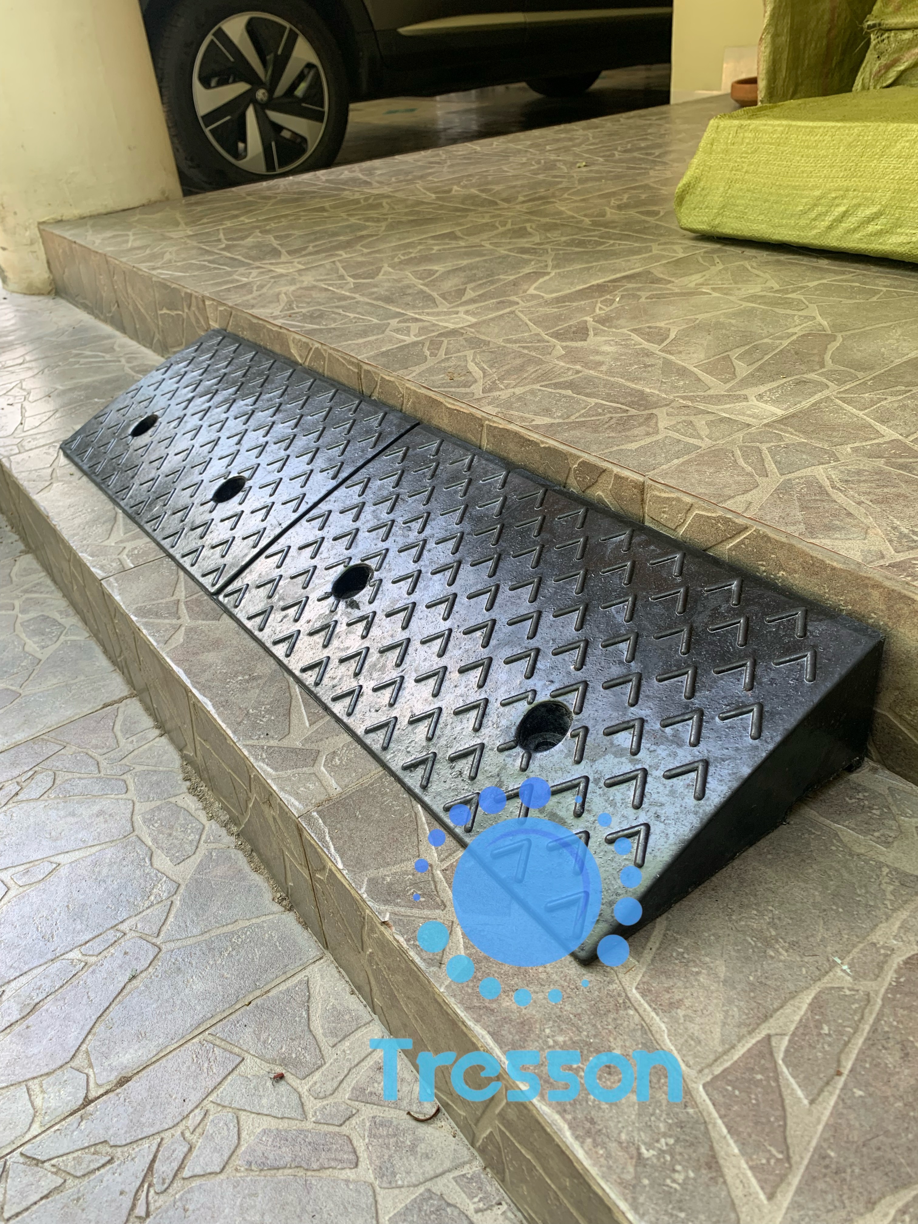 ทางลาดยางปีนฟุตบาท(ยางแท้) สูง9.5cm กว้าง96cm ลึก24cm หนัก 8.20kg