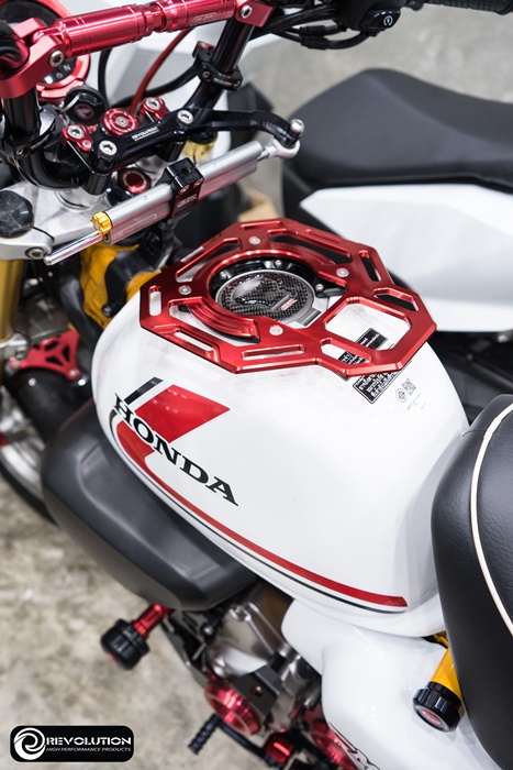 การ์ดกันรอยถังน้ำมัน REVOLUTION MONKEY 125 มี3สี แดง เงิน ดำ ราคา1980