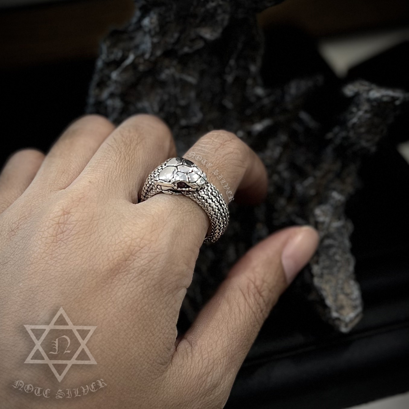 แหวนเงินแท้ ลายงูกินหาง ดวงตาฝังพลอย (รุ่นใหญ่ 8mm) Ouroboros Sterling Silver 925 NSRG2709