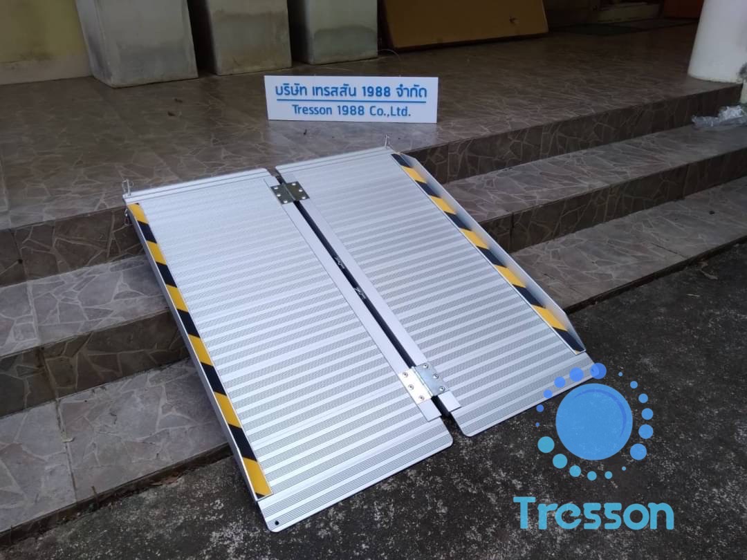 ทางลาดรถเข็นอลูมิเนียม ยาว 90 ซม. กว้าง 73ซม.ขอบกันตก 5ซม.พกพา พับได้ ใช้ได้ถึงความสูงสุด 25 cm**มีของพร้อมส่ง - Aluminium Ramp 3f 90x76x5 cm 8kg