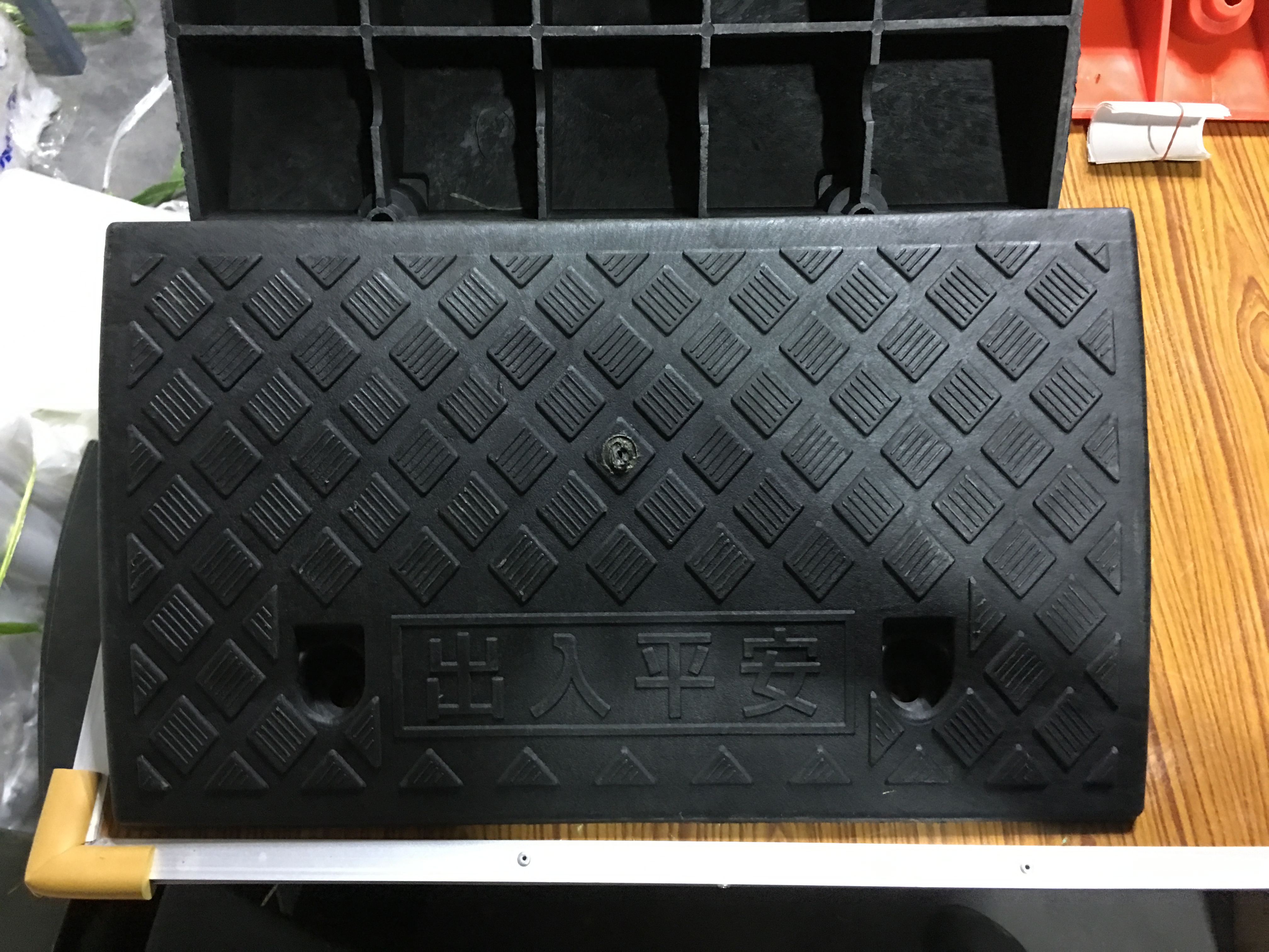 ทางลาดพลาสติกสีดำ สำเร็จรูป สูง 19 cm ลึก 50 cm / ยาว 50cm หนัก 3.9 kg รับน้ำหนักรถยนต์ได้ 2 ตัน - Plastic Ramp 19x50x50 cm