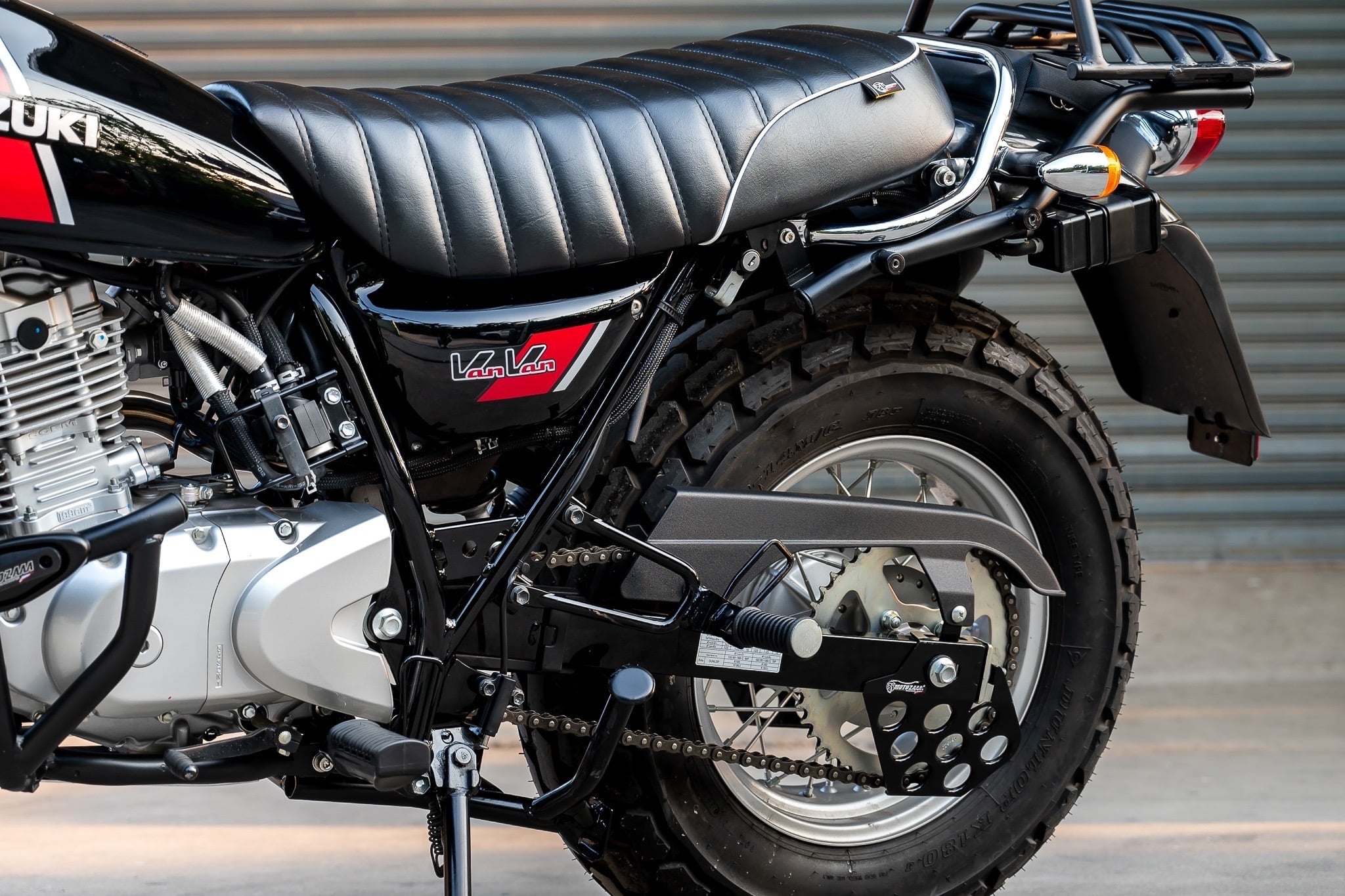 ของแต่ง Suzuki VanVan 200 MOTOZAAA VanVan200 / 125 1.ชิวหน้า V.1 2200฿ 2.ชิวหน้า V.2 2700฿ มีหน้ากาก 3.ชุดบังโคลนหน้า 2900฿ 4.แคชบาร์ 3990฿ ( มาพร้อมกันแคร้ง การ์ใต้ท้องเครื่อง ) 5. แร็คท้าย 3500฿ 6.แร็คกระเป๋าตัวใหญ่ 2100 ฿ 7.กระเป๋าข้างกันน้ำ 2690฿ 8.กั