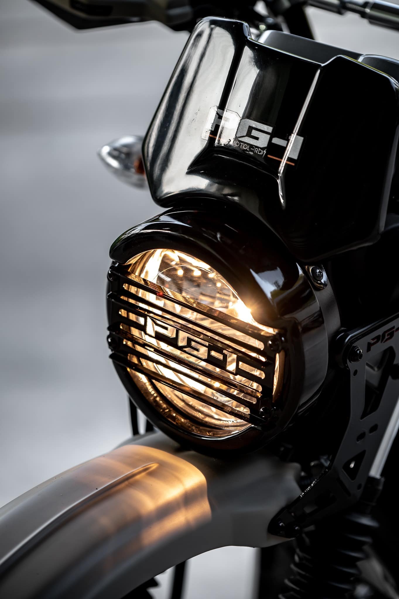 PG-1 1.) ครอบไฟหน้า Headlight cover. 1,590฿ 2.) ครอบไฟเบรค Rear brake light cover. 1,290฿ 3.) ชิวหน้า V1 Headbrand Windshield V1 1,590฿ 4.) กาบ อกบังหัวฉีด Side fairing cover. 1990฿ 5.) กันลาย V1 Mid frame protector. 1990฿ 6.) ชุดบังโคลนหน้าScrambler Full