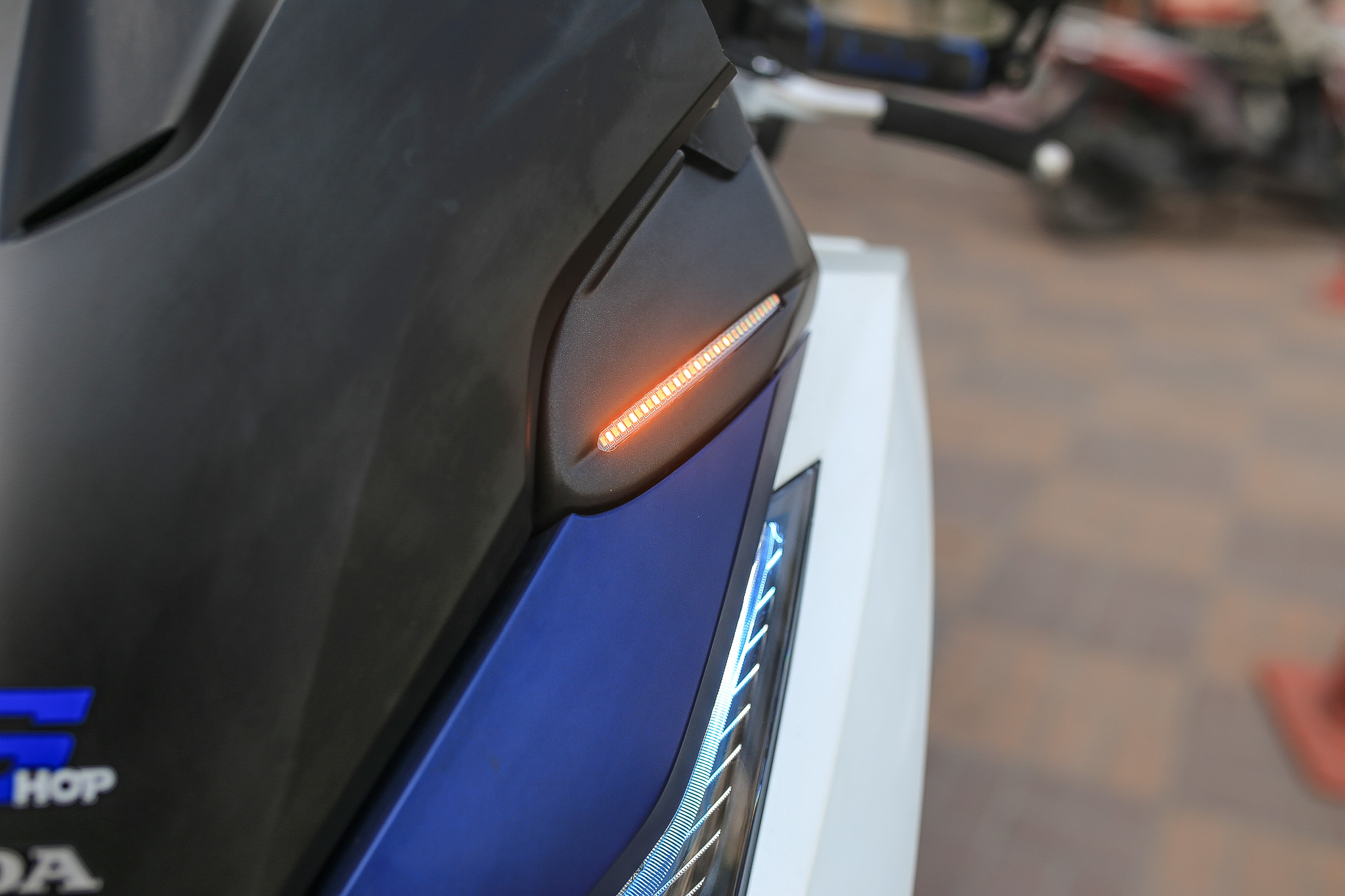 ตัวอุดรูกระจกมีไฟเลี้ยวพร้อมไฟหรี่ MOTOZAAA FORZA350 ใส300ต้องแปลง