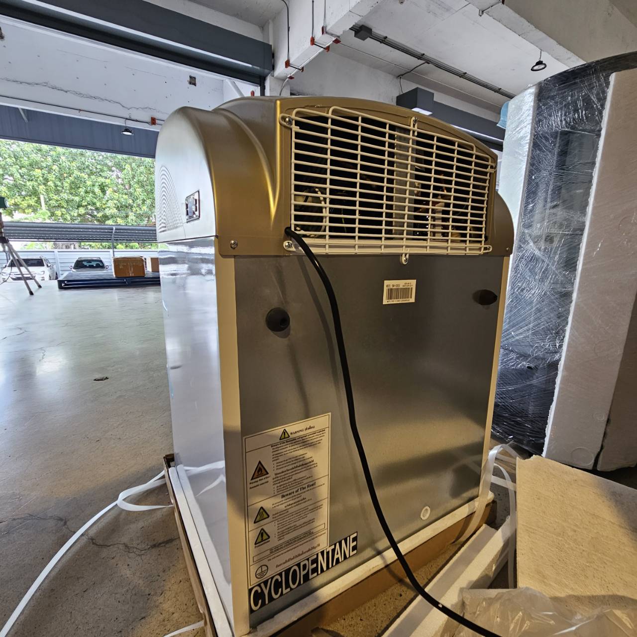 ตู้แช่แข็ง มินิบาร์ชนิดประตูกระจก Sanden (3 cu.ft) รุ่น SNR-0085X