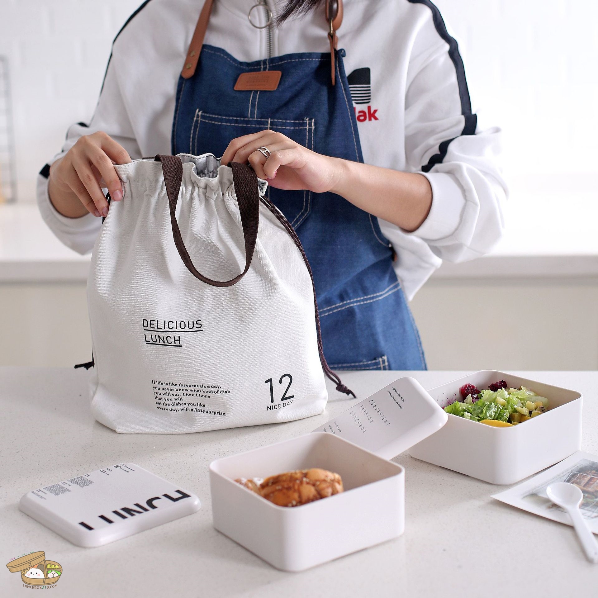 White Microwave Japanese Lunch Box - กล่องข้าวญี่ปุ่นพลาสติกสีขาว