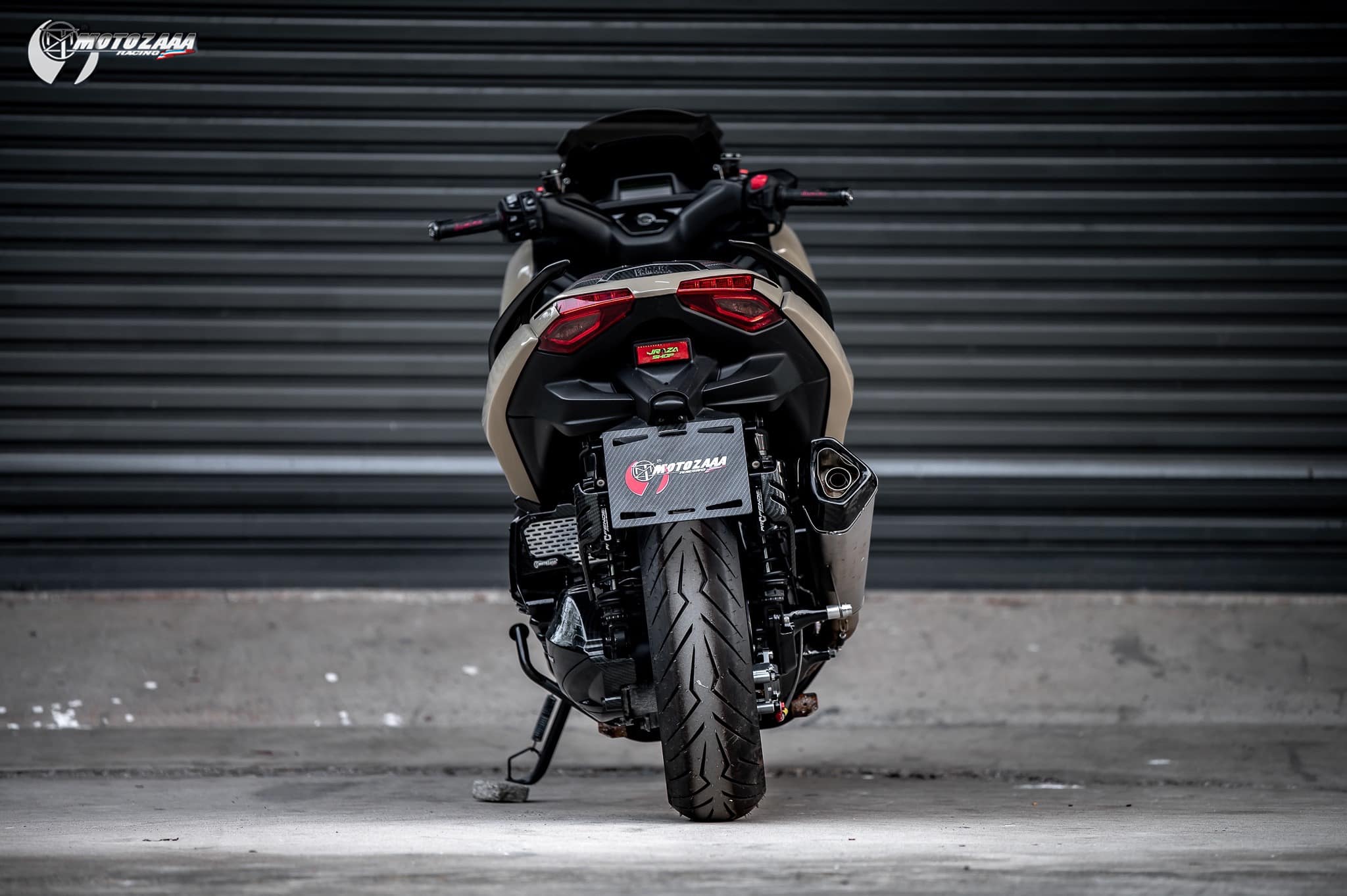 Xmax300 Body kit MotozAAA Body kit 1). ครอบหน้ากากหน้า Front fairing cover 1500฿ 2). ครอบกาบอกซ้าย-ขวา Big side fairing cover 2790฿ 3). ครอบบังโคลนหน้า Front fender cover แบบ3ชิ้น (ชุดเต็ม ) 2100 แบบ2ชิ้น (ข้าง R/L ) 1490฿ ( ลายเคฟล่า +250฿ ) 4). ครอบปีกข