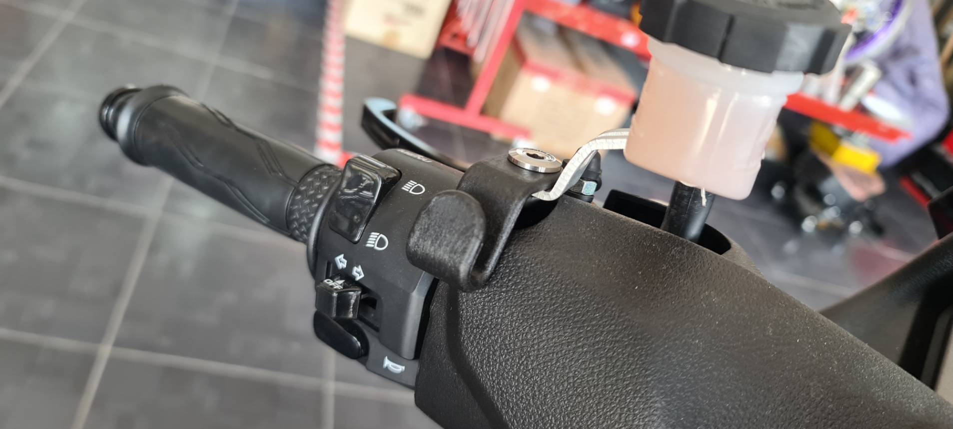 ตะข้อเกียวของ รูกระจก สีดำ ราคา35