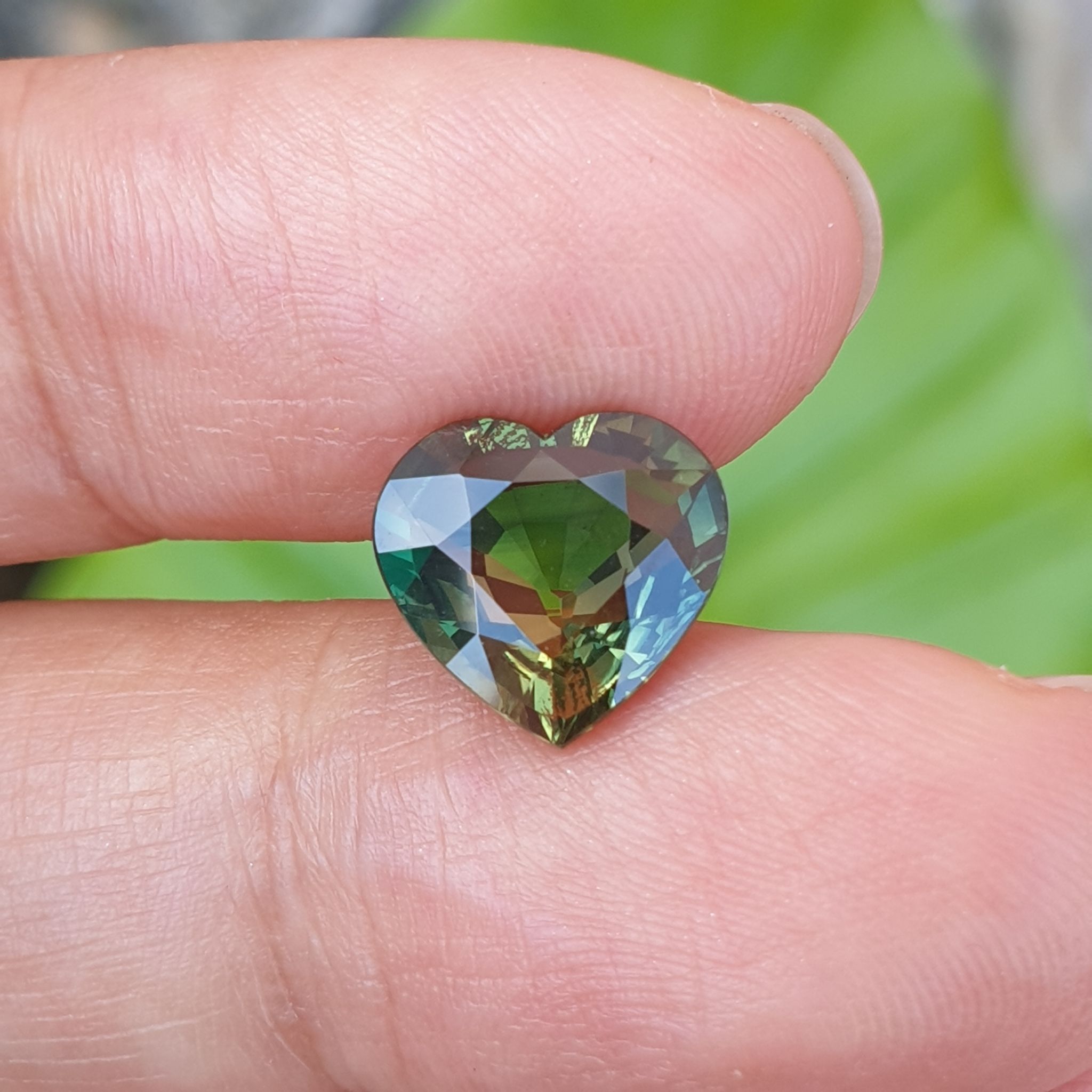 พลอยเขียวส่อง บางกะจะ Green Sapphire สีเขียว 3.3 กะรัต ทรงหัวใจ 1