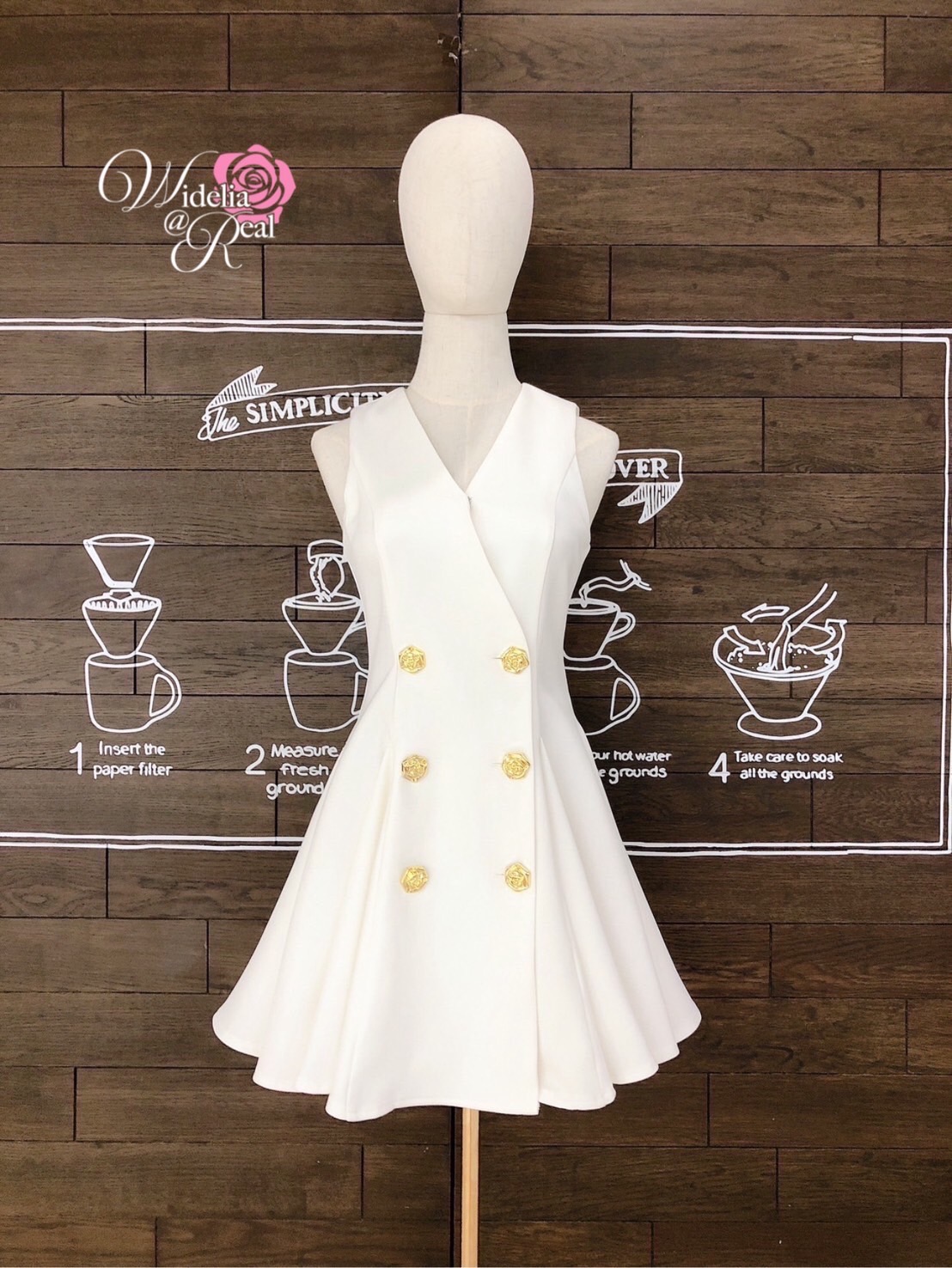Korea Dress เดรสแขนกุด คอวีป้าย ติดกระดุมดอกไม้สีทอง
