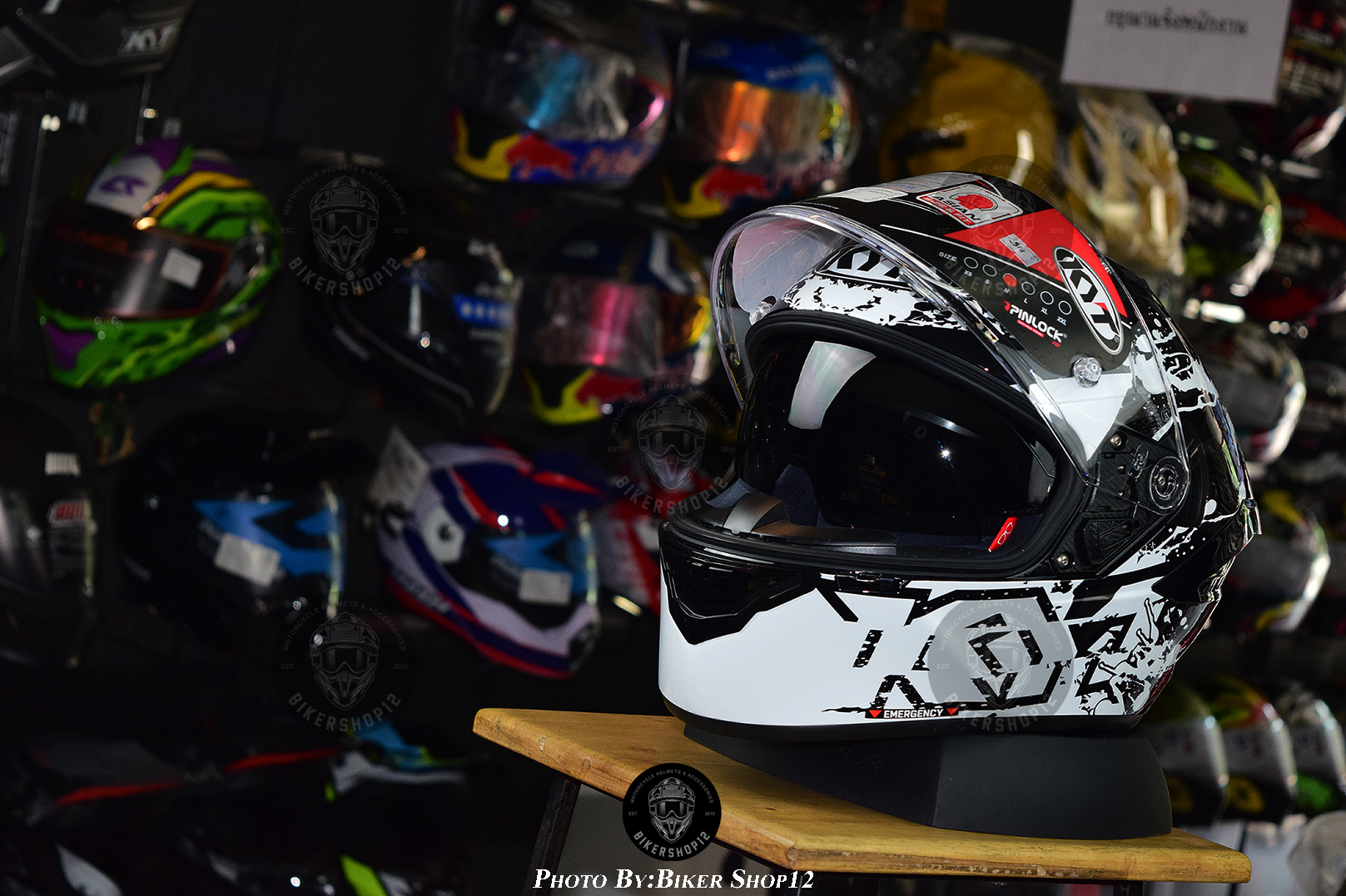 หมวกกันน็อค KYT ลาย Graphic Neutron สีดำ-ขาว (มีแว่น พับซ่อนได้)