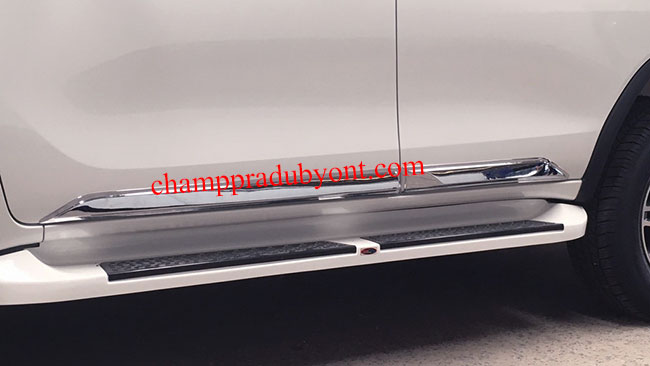 คิ้วกันกระแทกด้านข้างโครเมี่ยม TOYOTA FORUTNER 15-16 (V.2)